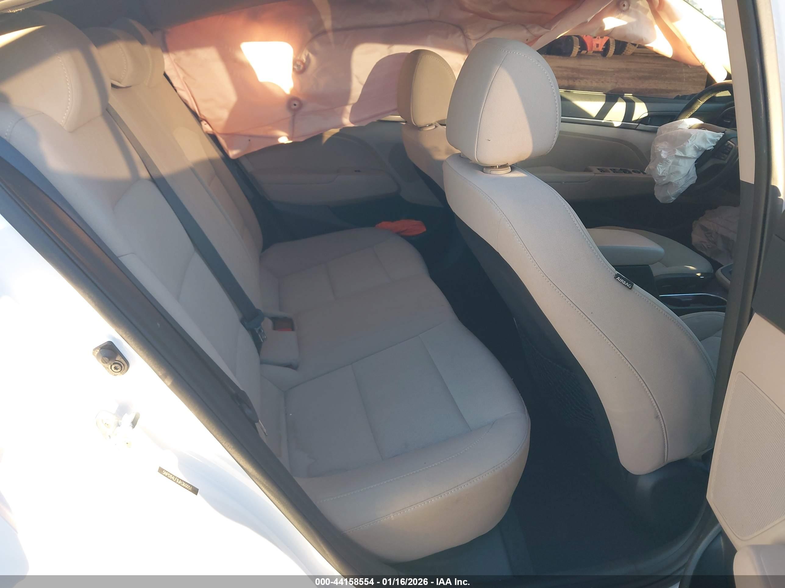 HYUNDAI ELANTRA image 8