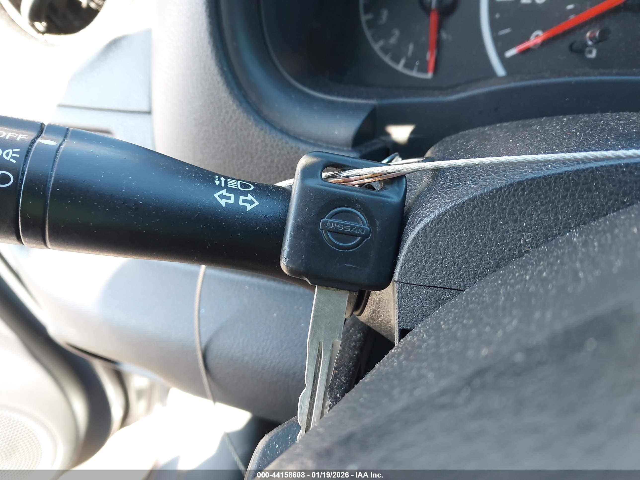 NISSAN VERSA image 11