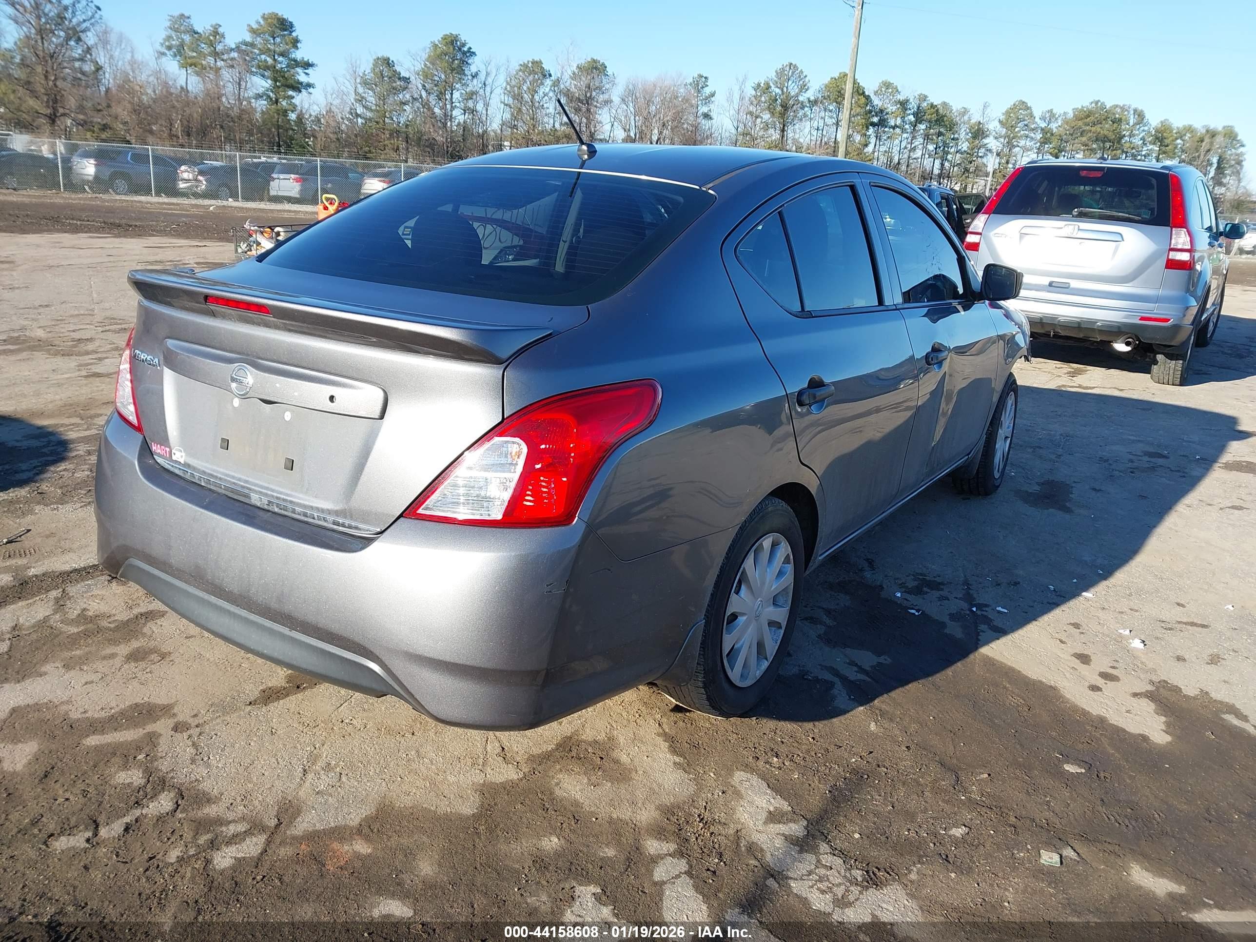 NISSAN VERSA image 4