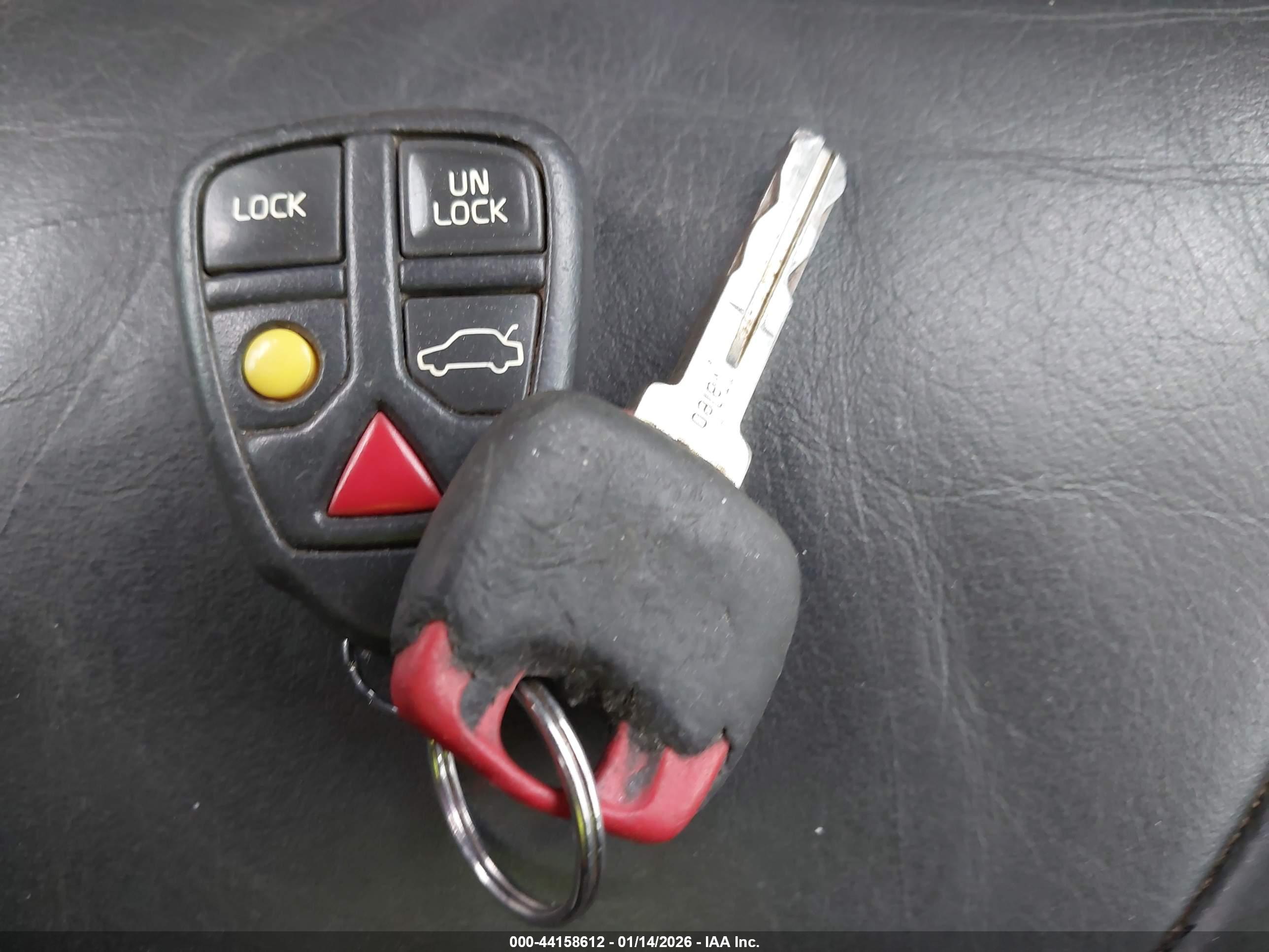 VOLVO V70 image 11