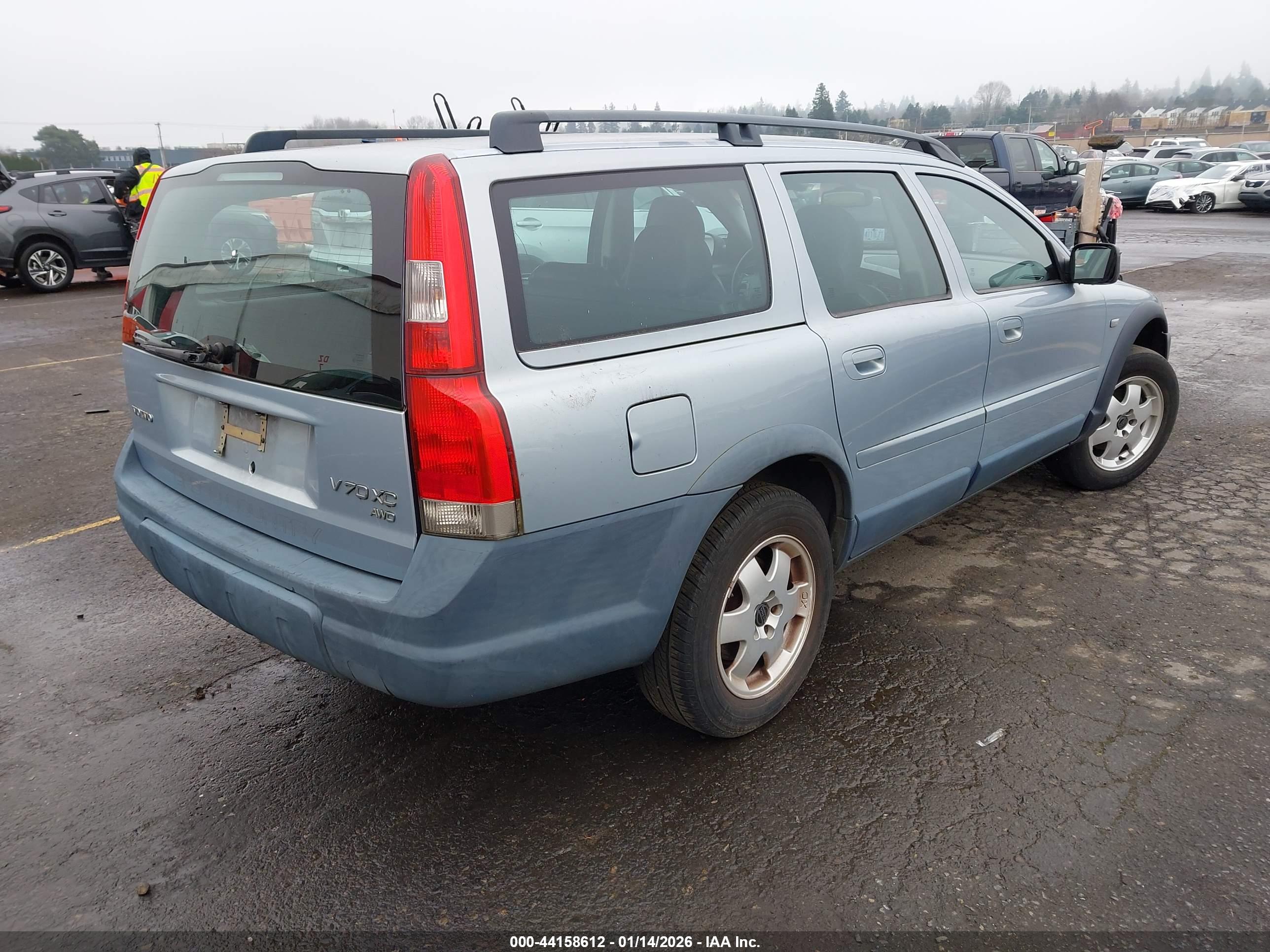 VOLVO V70 image 4