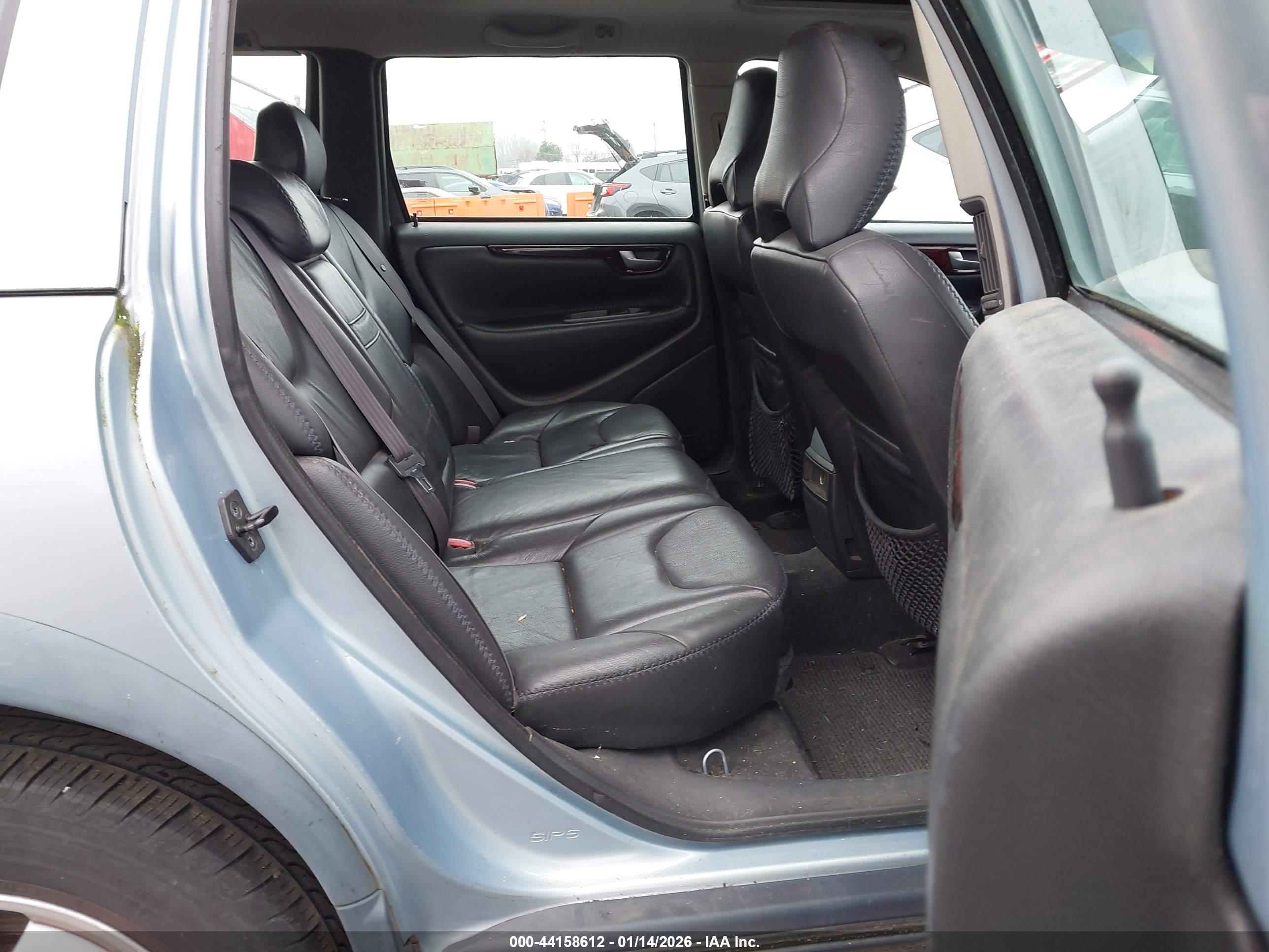 VOLVO V70 image 8