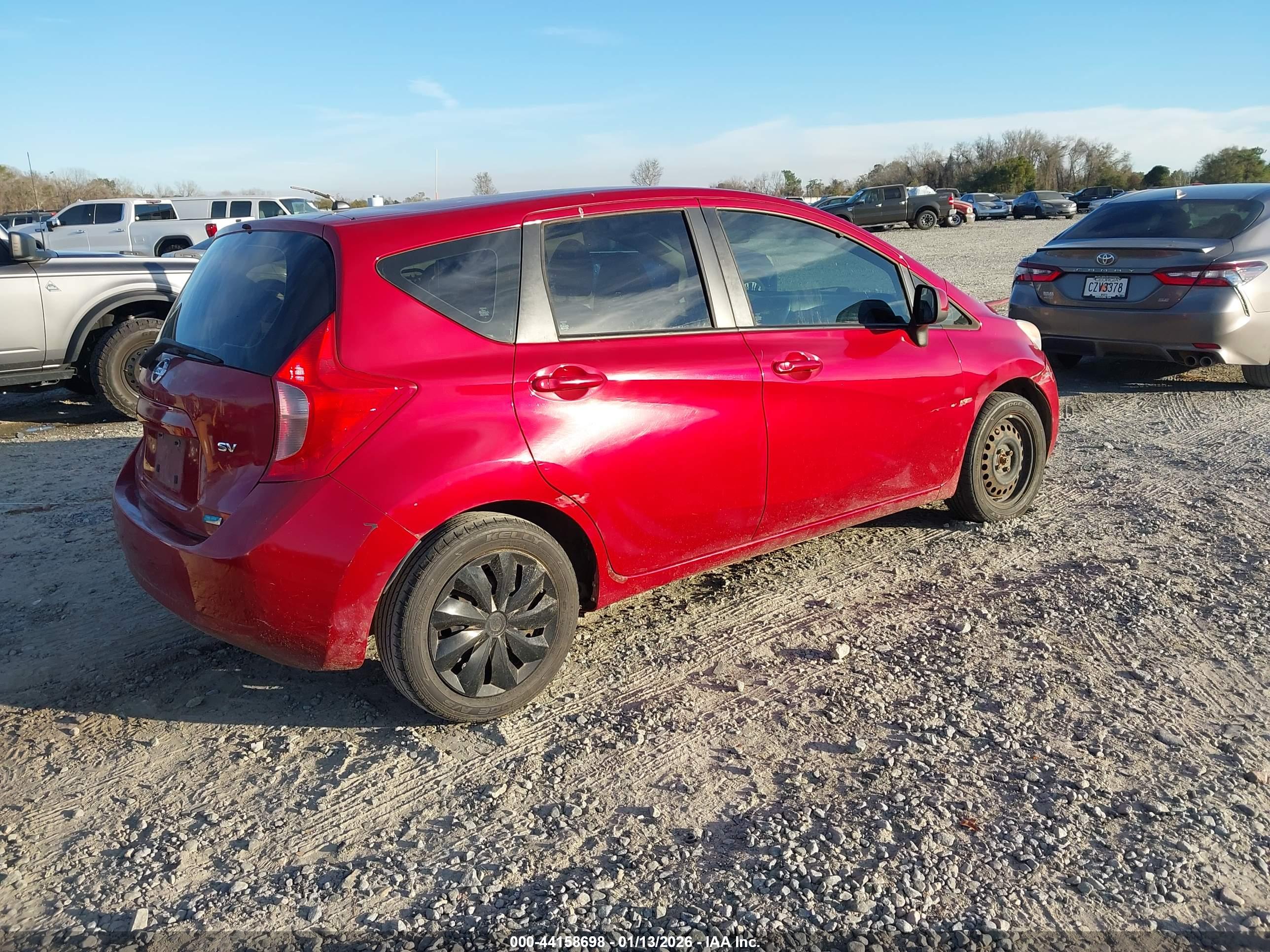 NISSAN VERSA image 4