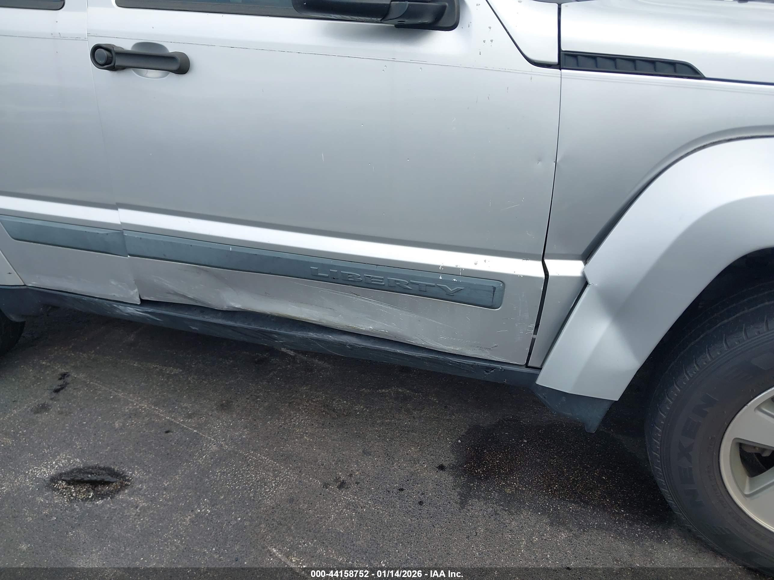 JEEP LIBERTY image 6