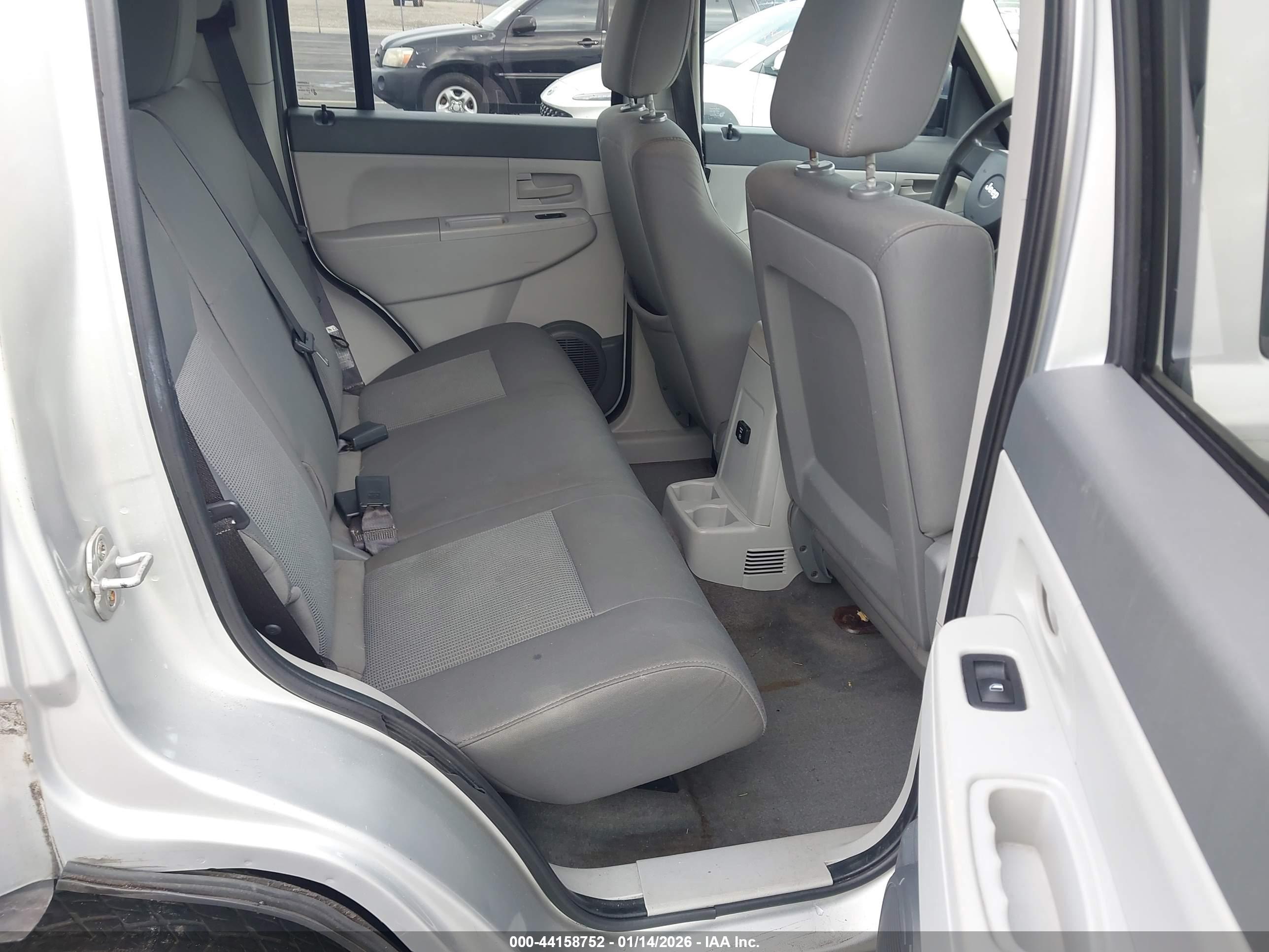 JEEP LIBERTY image 8