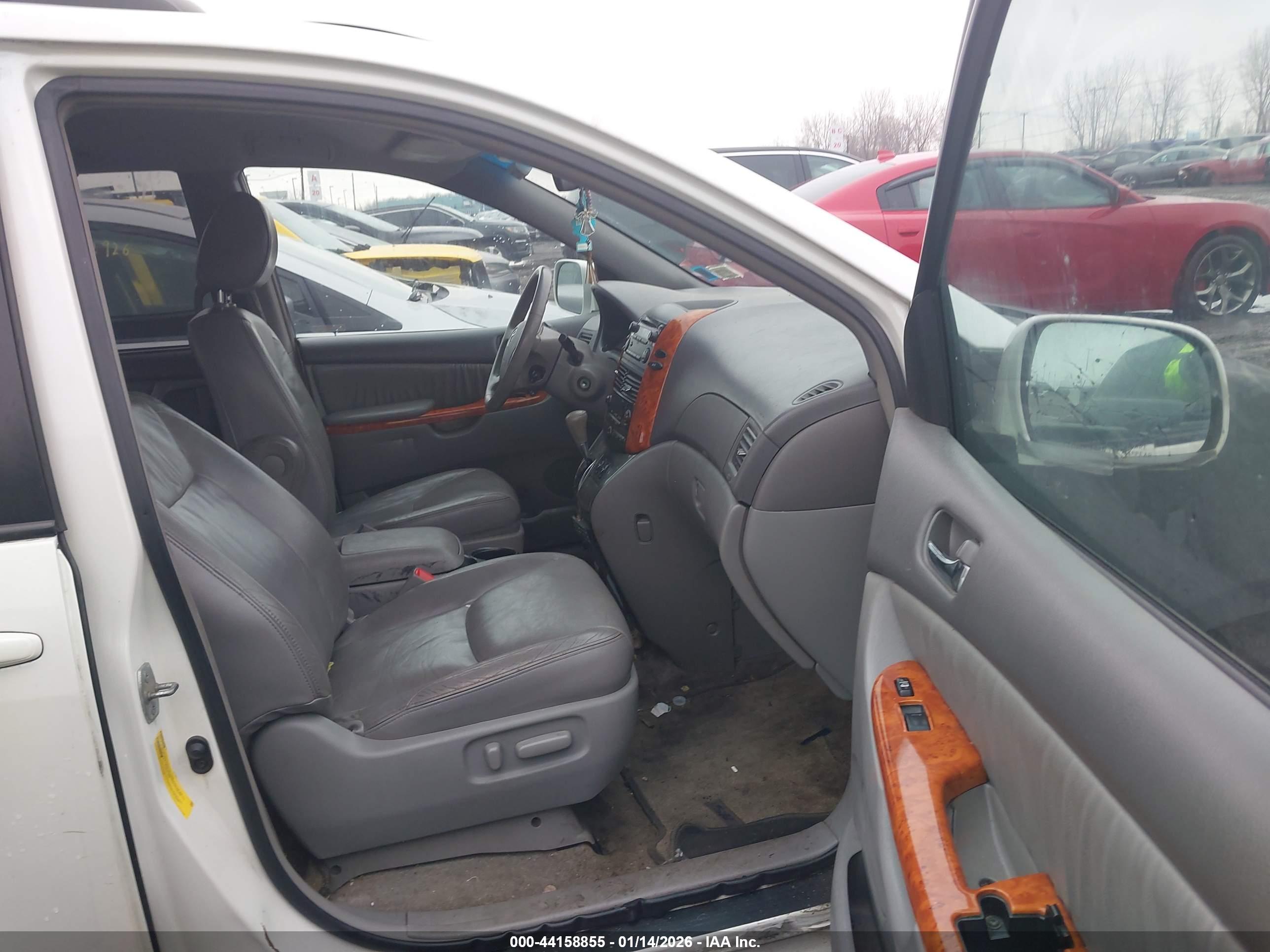 TOYOTA SIENNA image 5