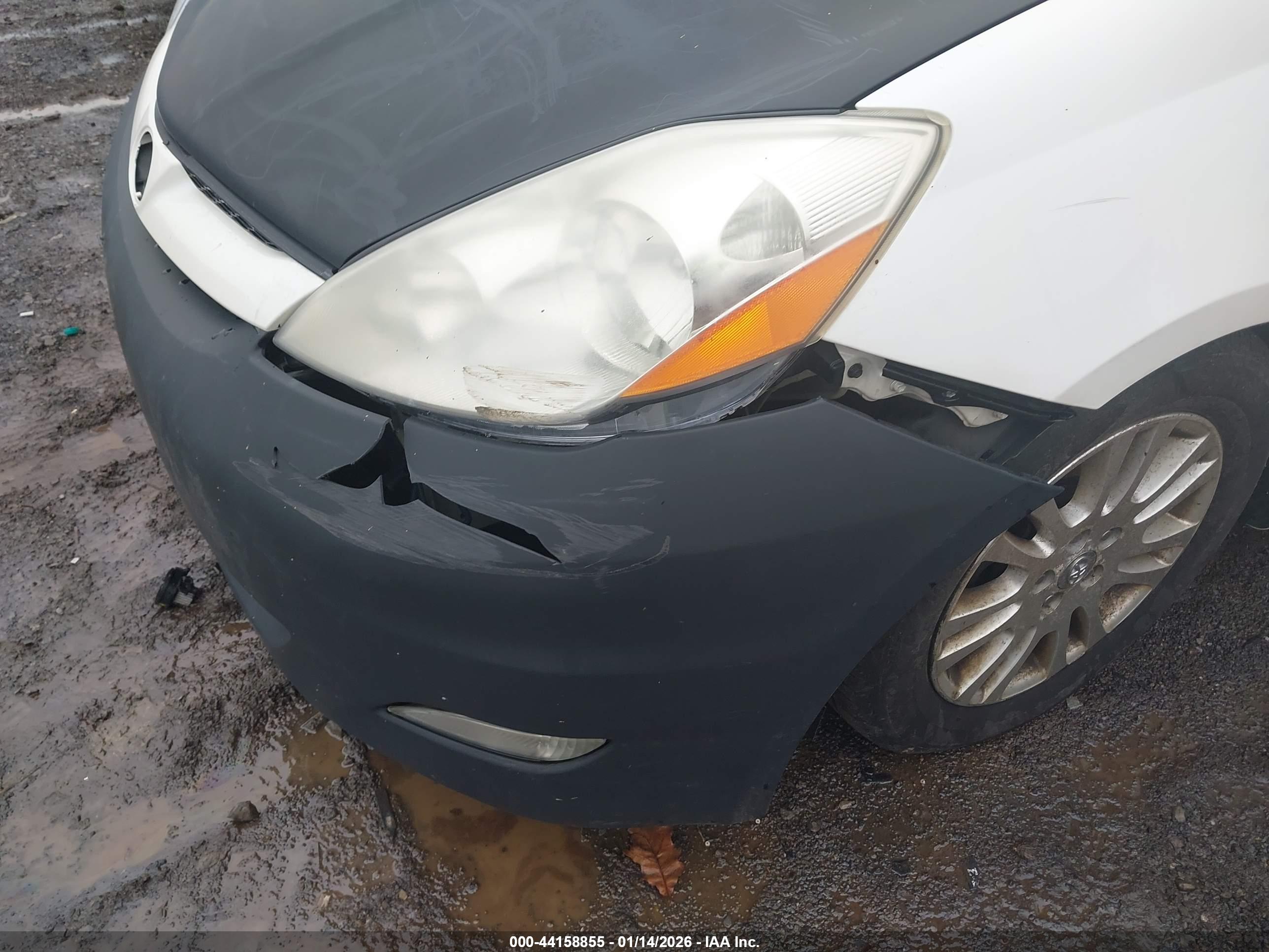 TOYOTA SIENNA image 6