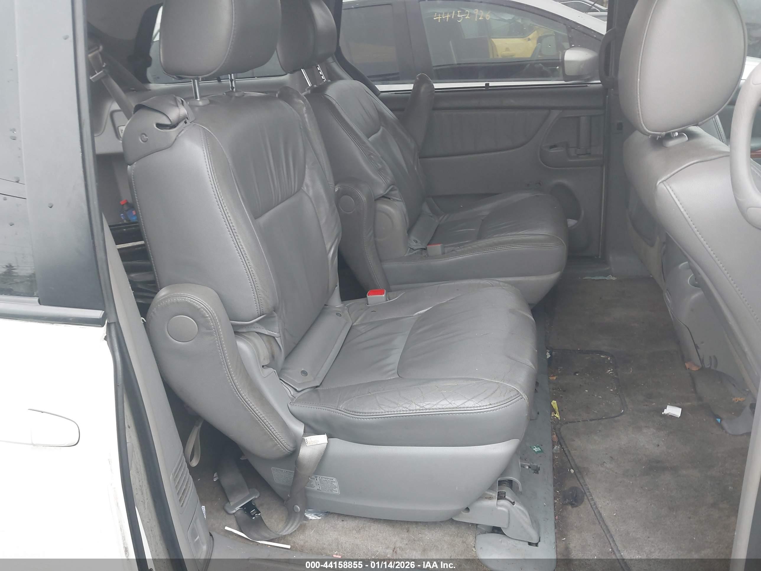 TOYOTA SIENNA image 8