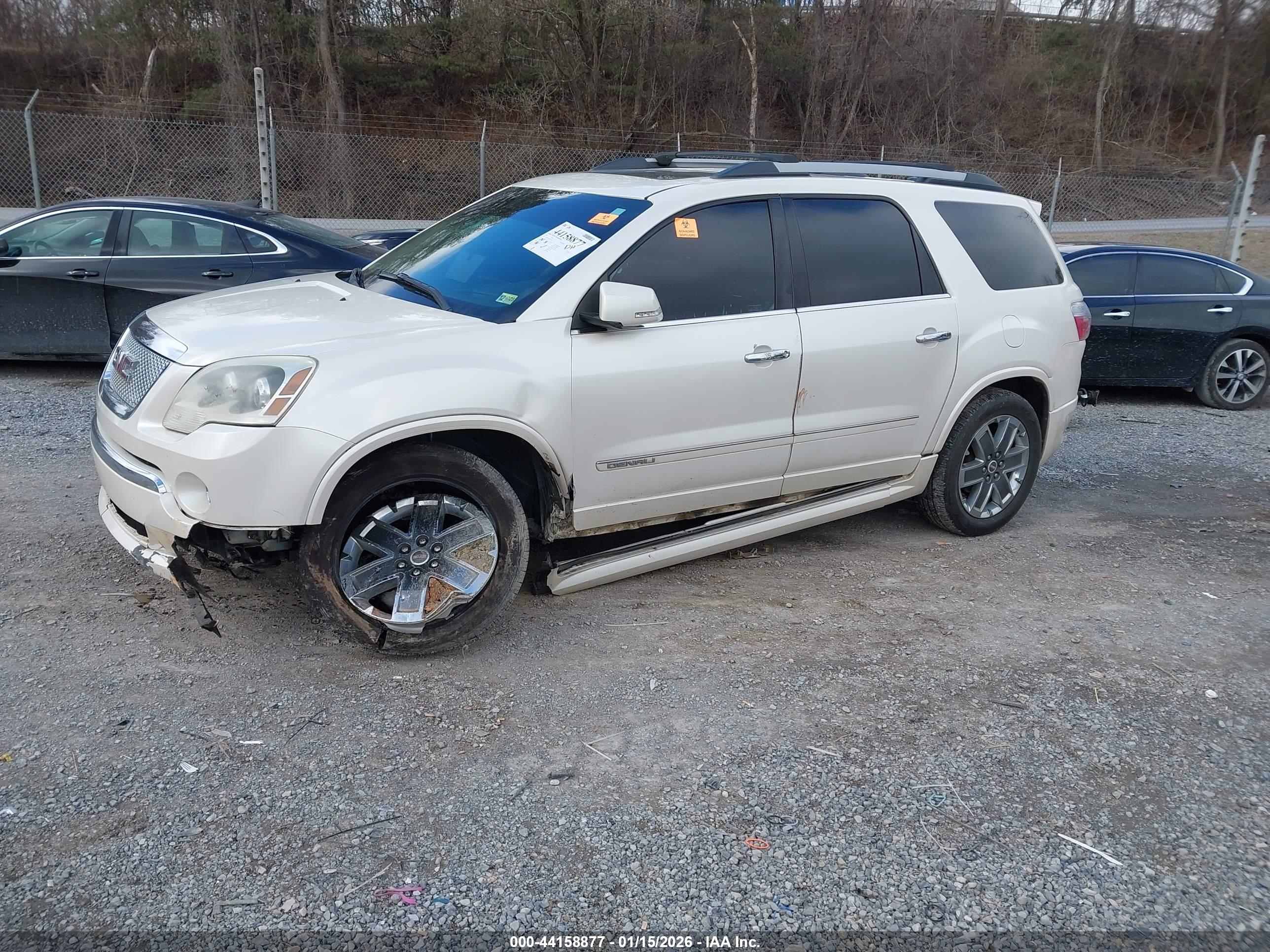 GMC ACADIA image 2