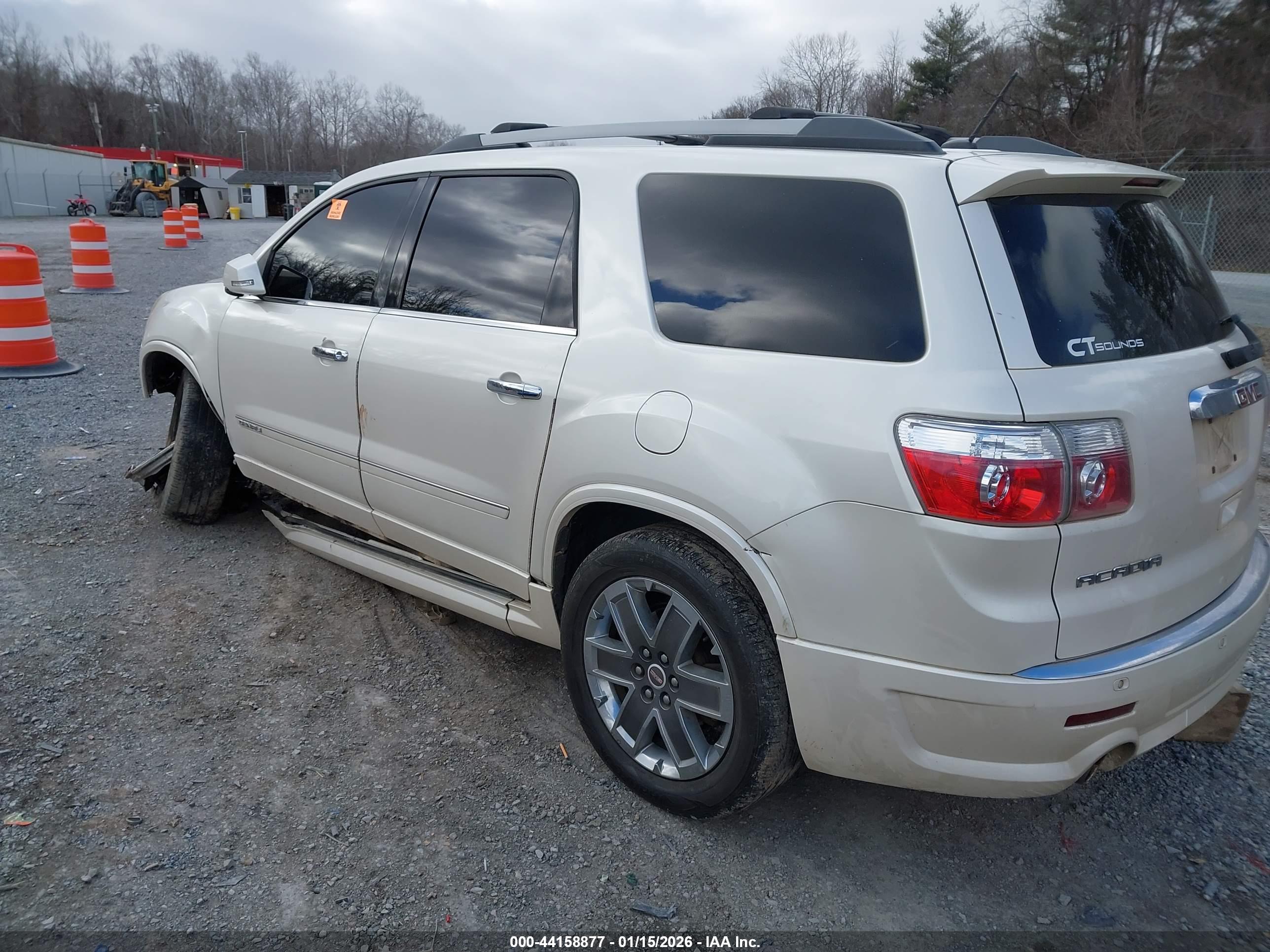 GMC ACADIA image 3