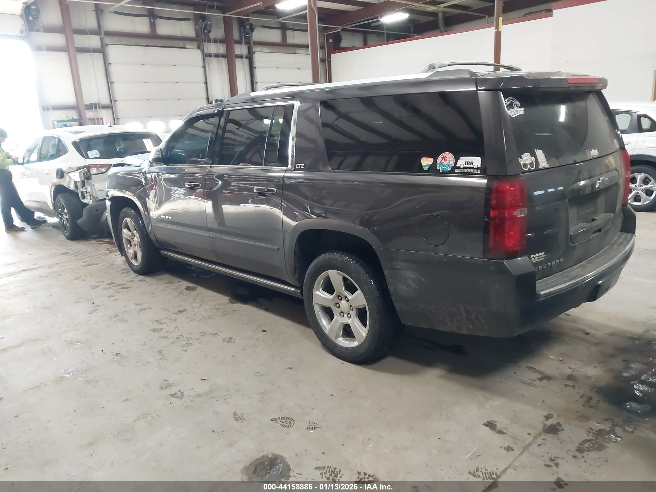 CHEVROLET SUBURBAN image 3