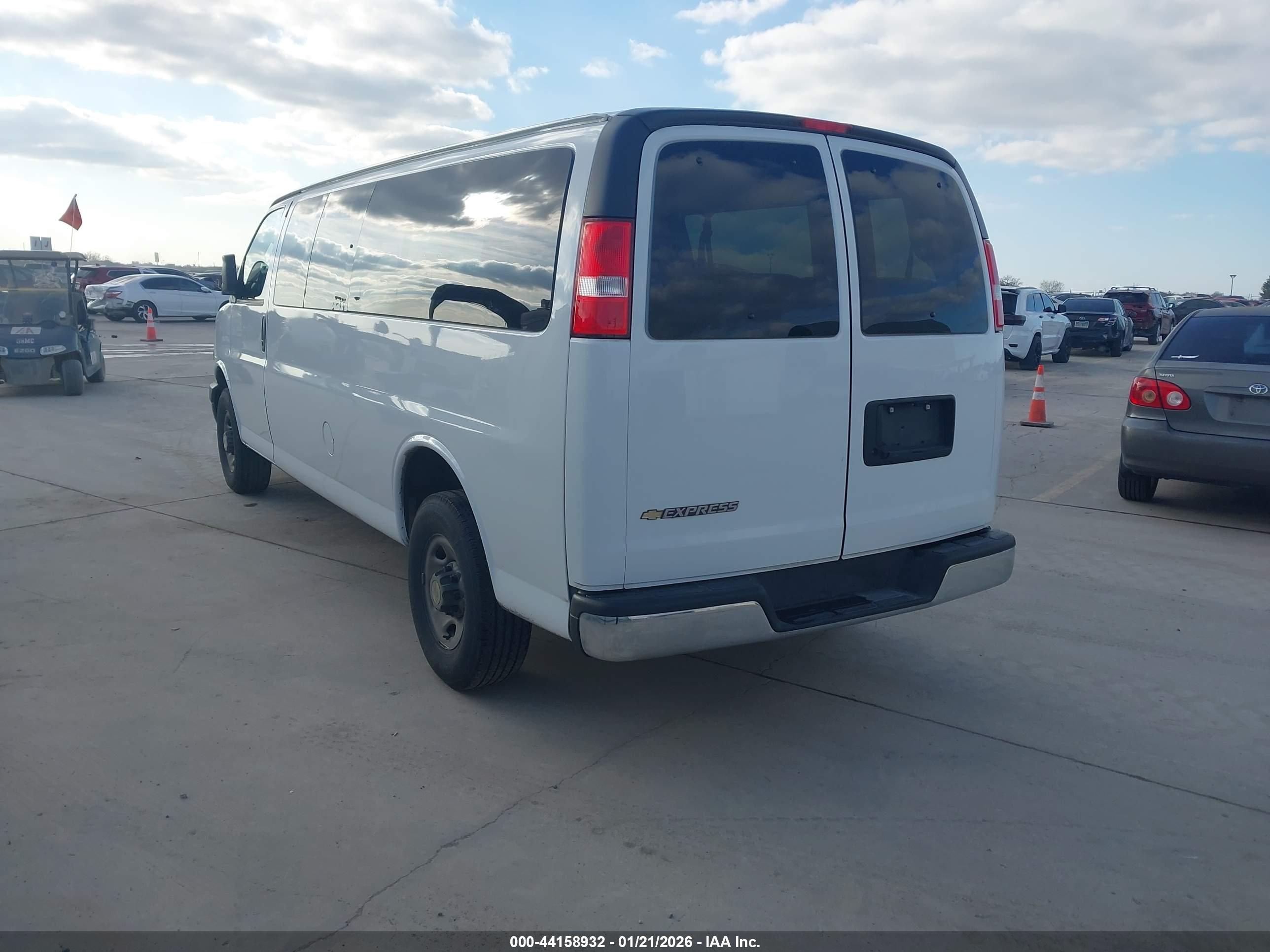 CHEVROLET EXPRESS image 3