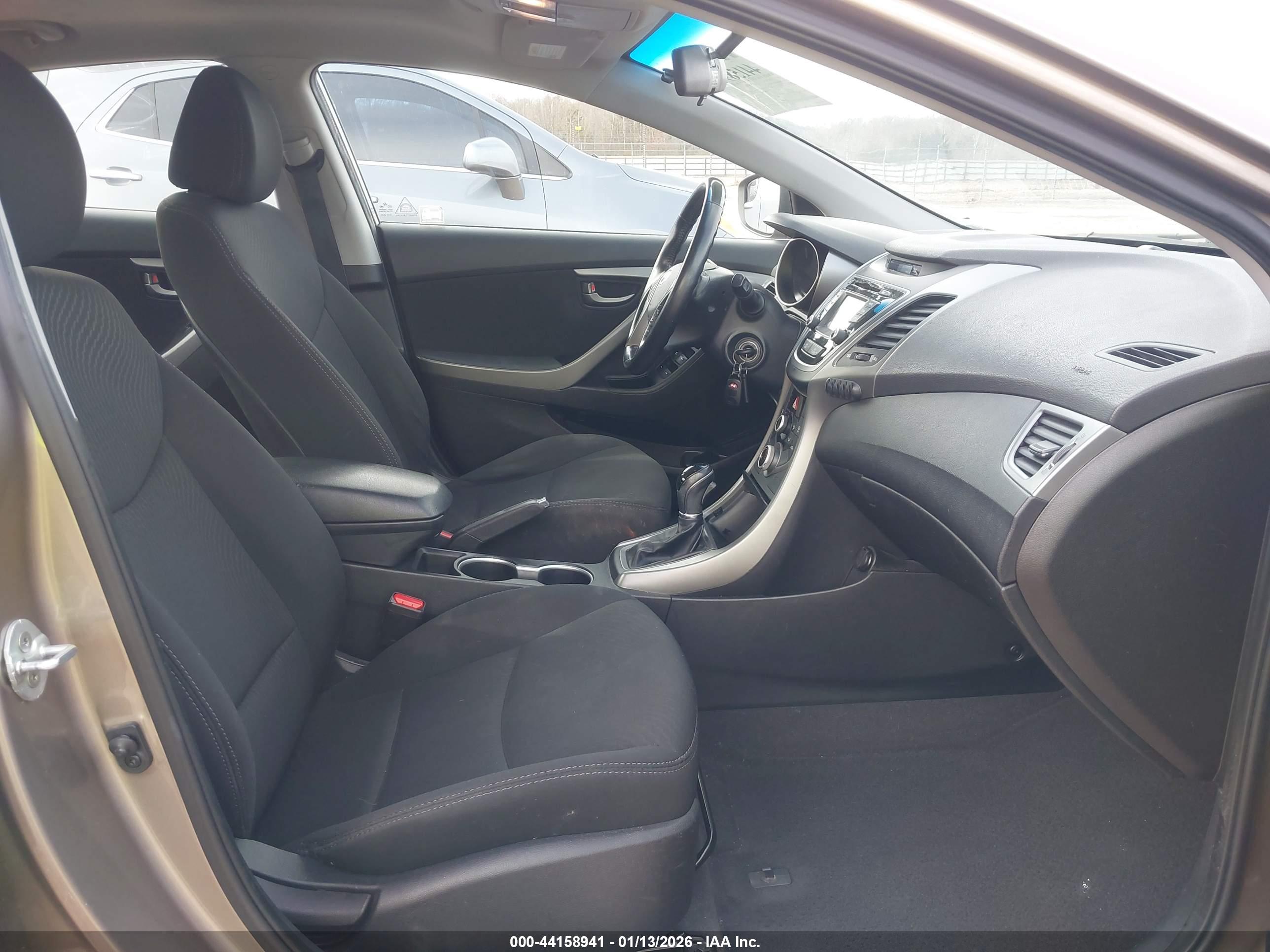 HYUNDAI ELANTRA image 5