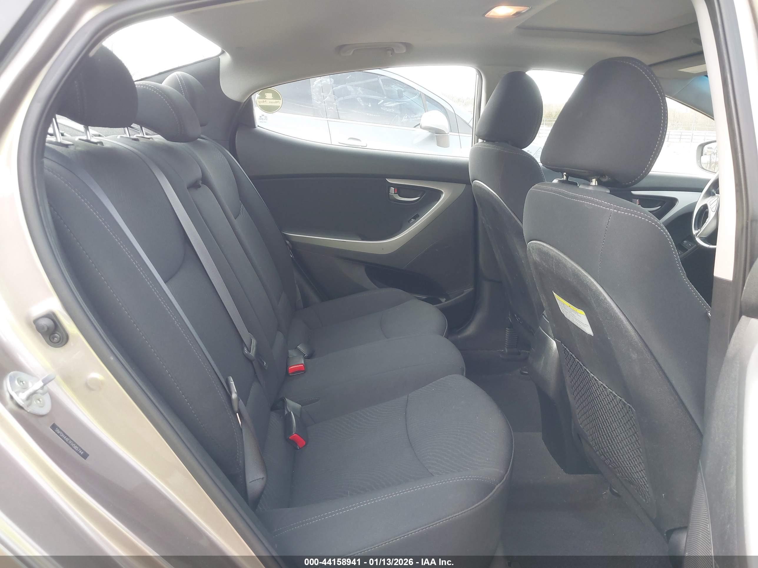 HYUNDAI ELANTRA image 8