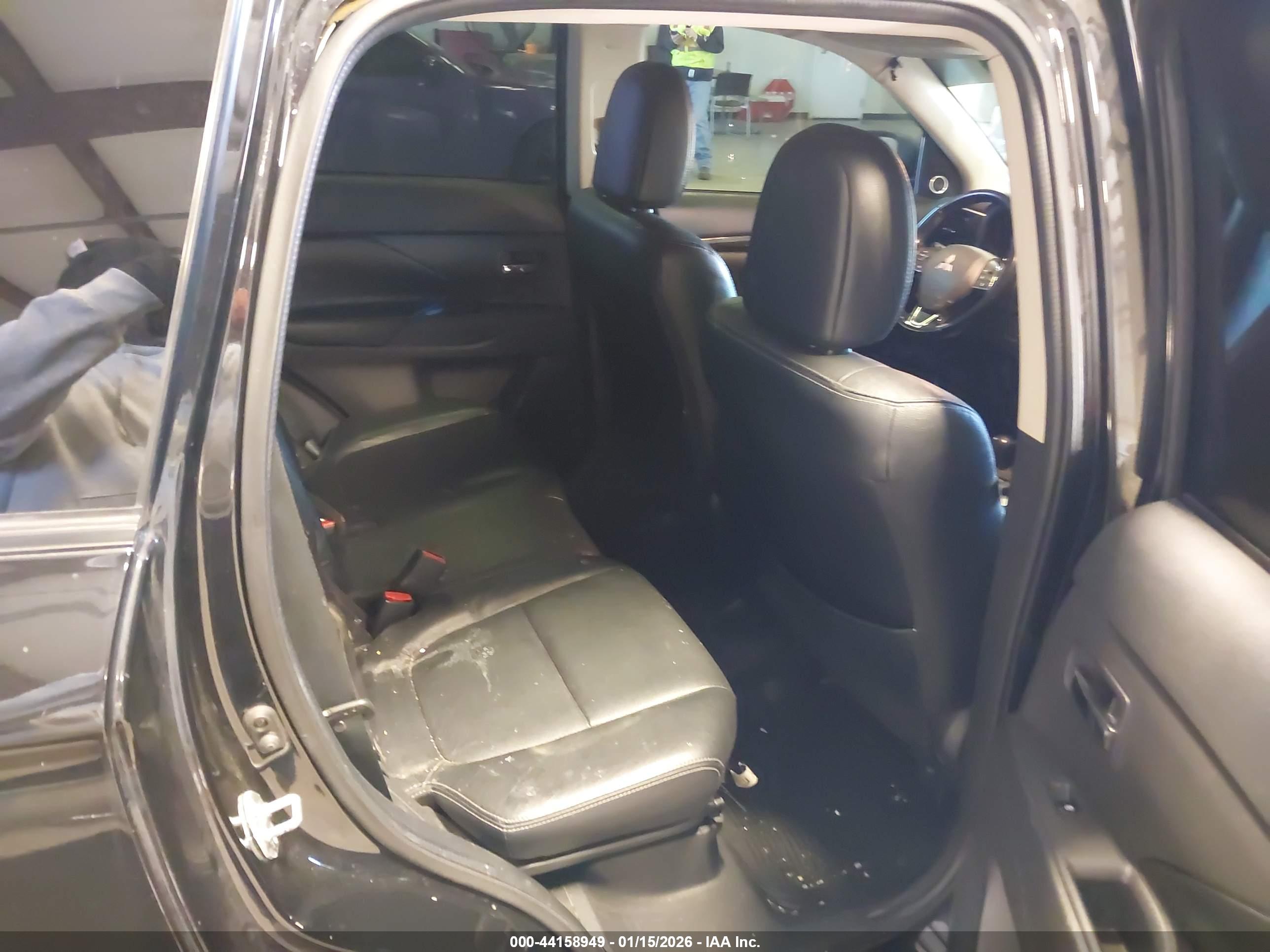 MITSUBISHI OUTLANDER image 8