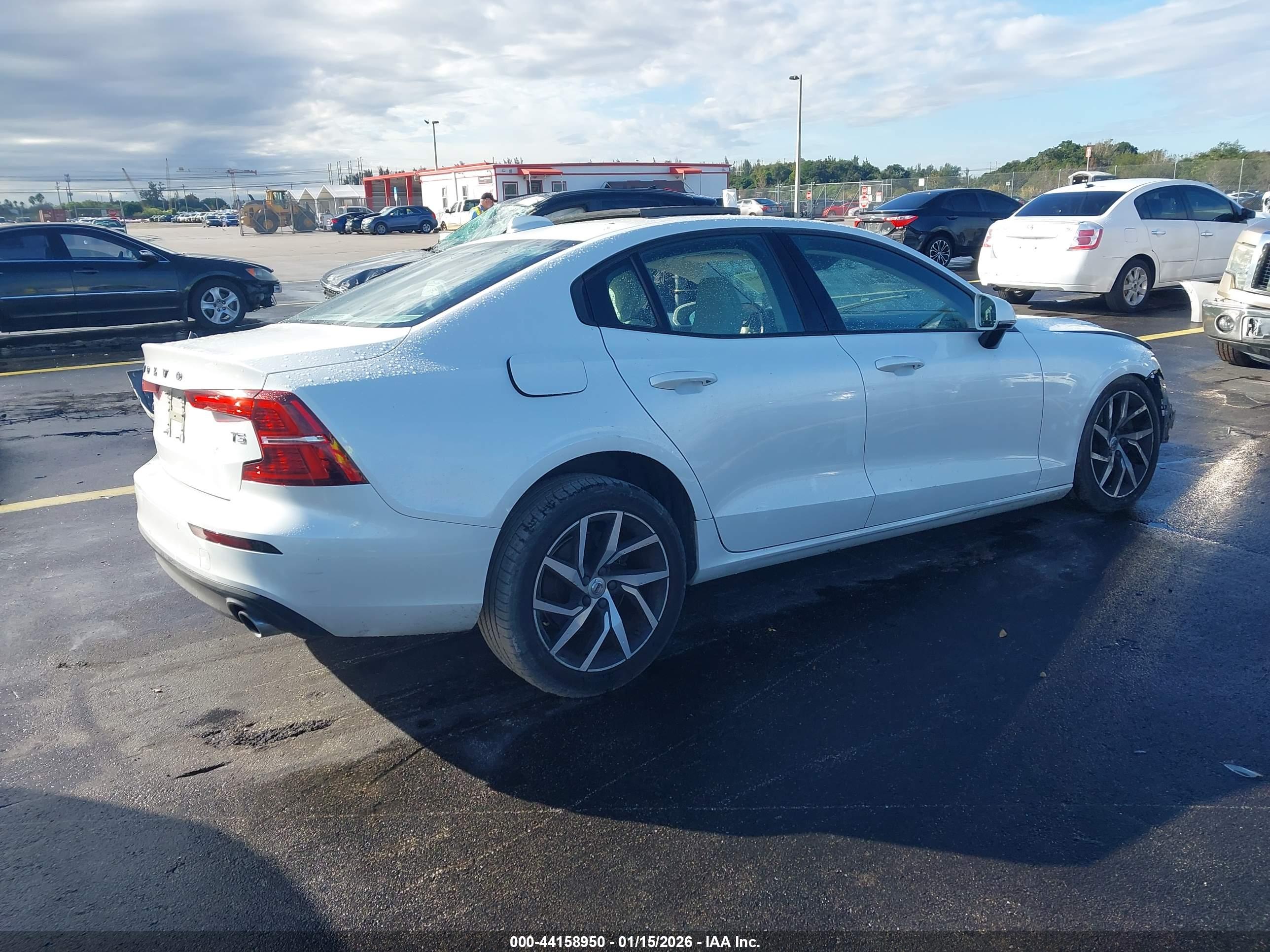 VOLVO S60 image 4