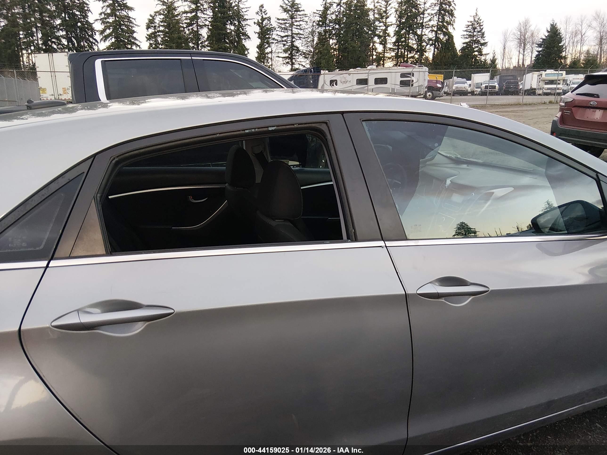 HYUNDAI ELANTRA image 6