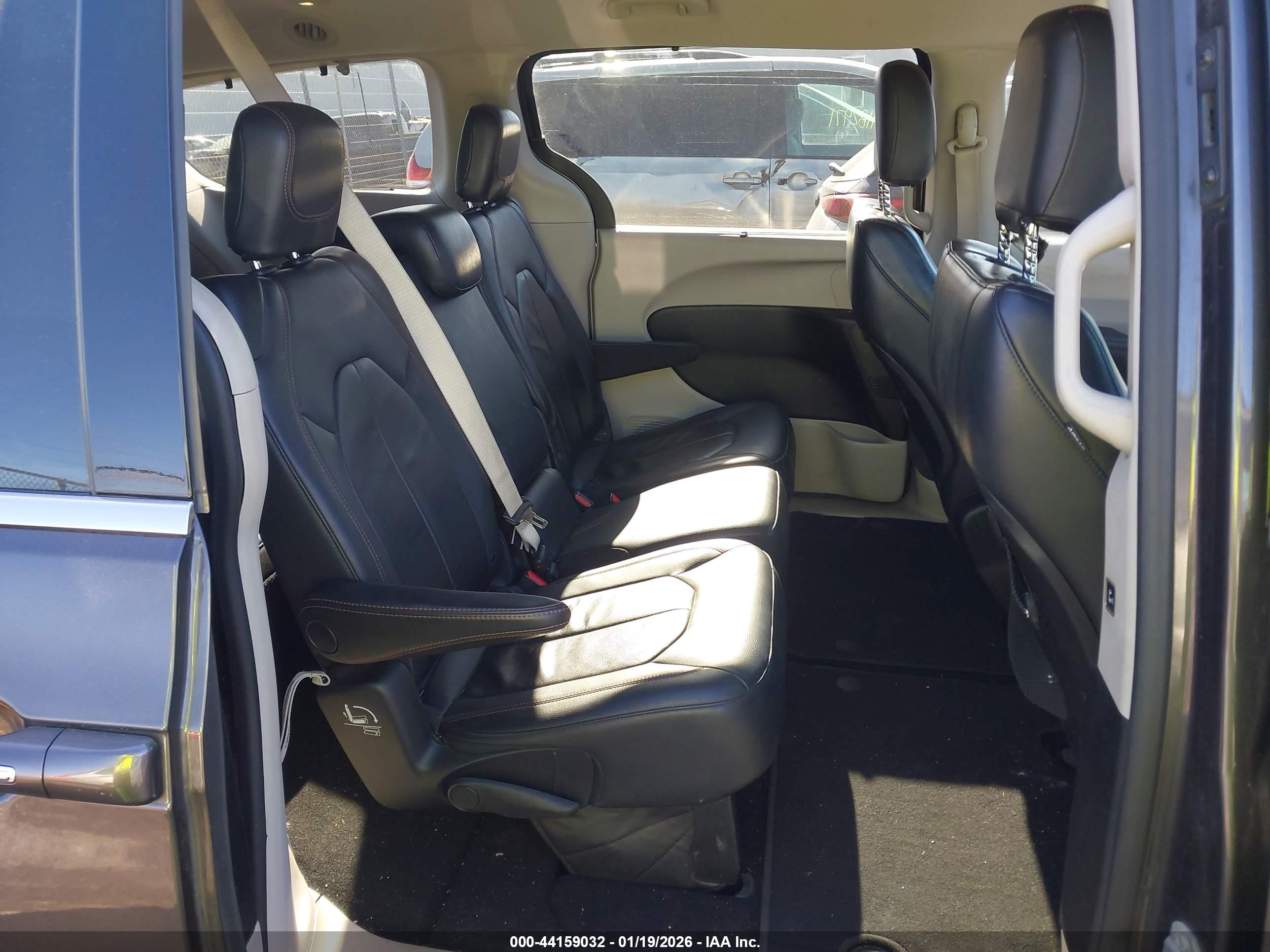 CHRYSLER PACIFICA image 8