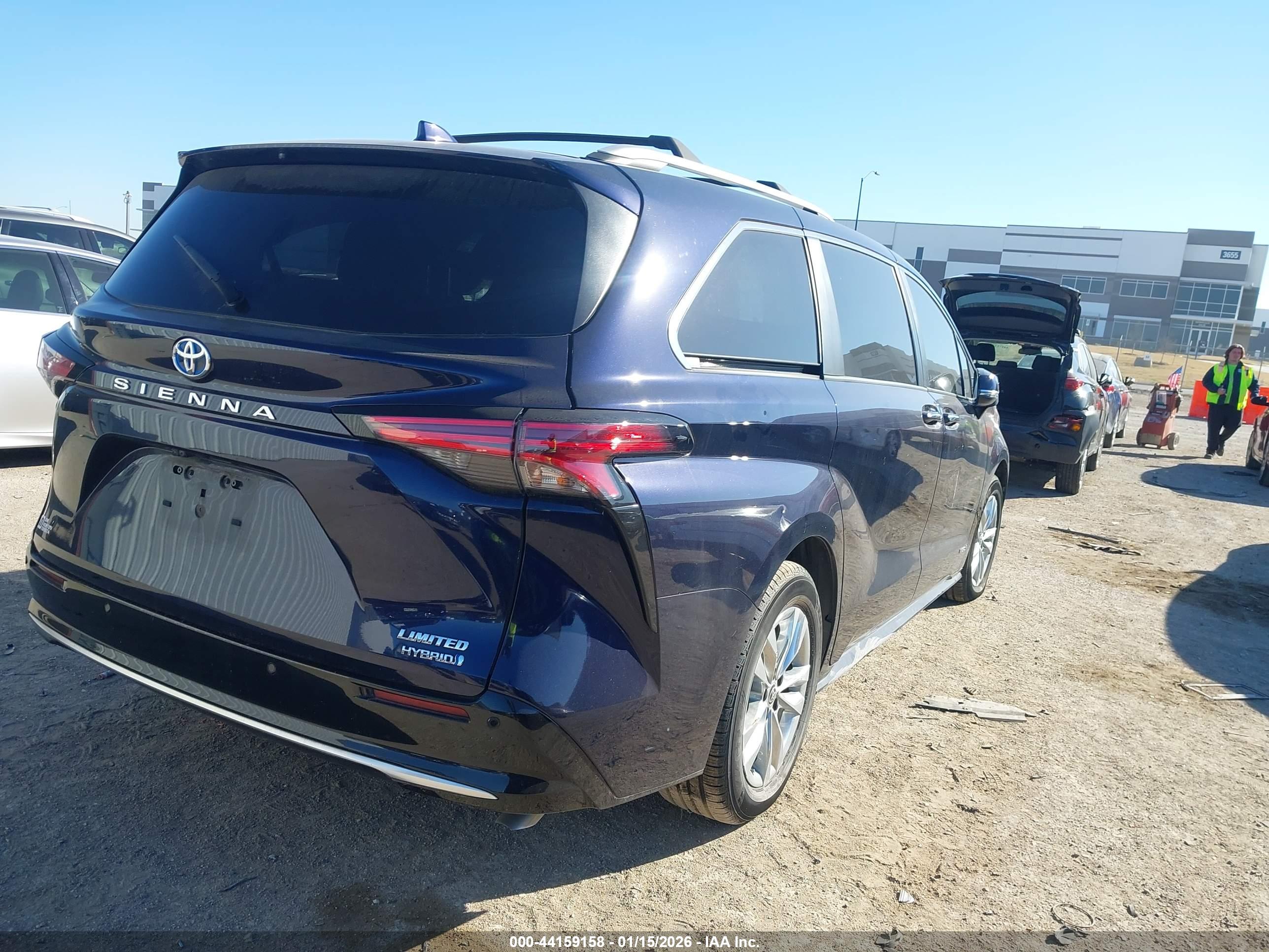 TOYOTA SIENNA image 4
