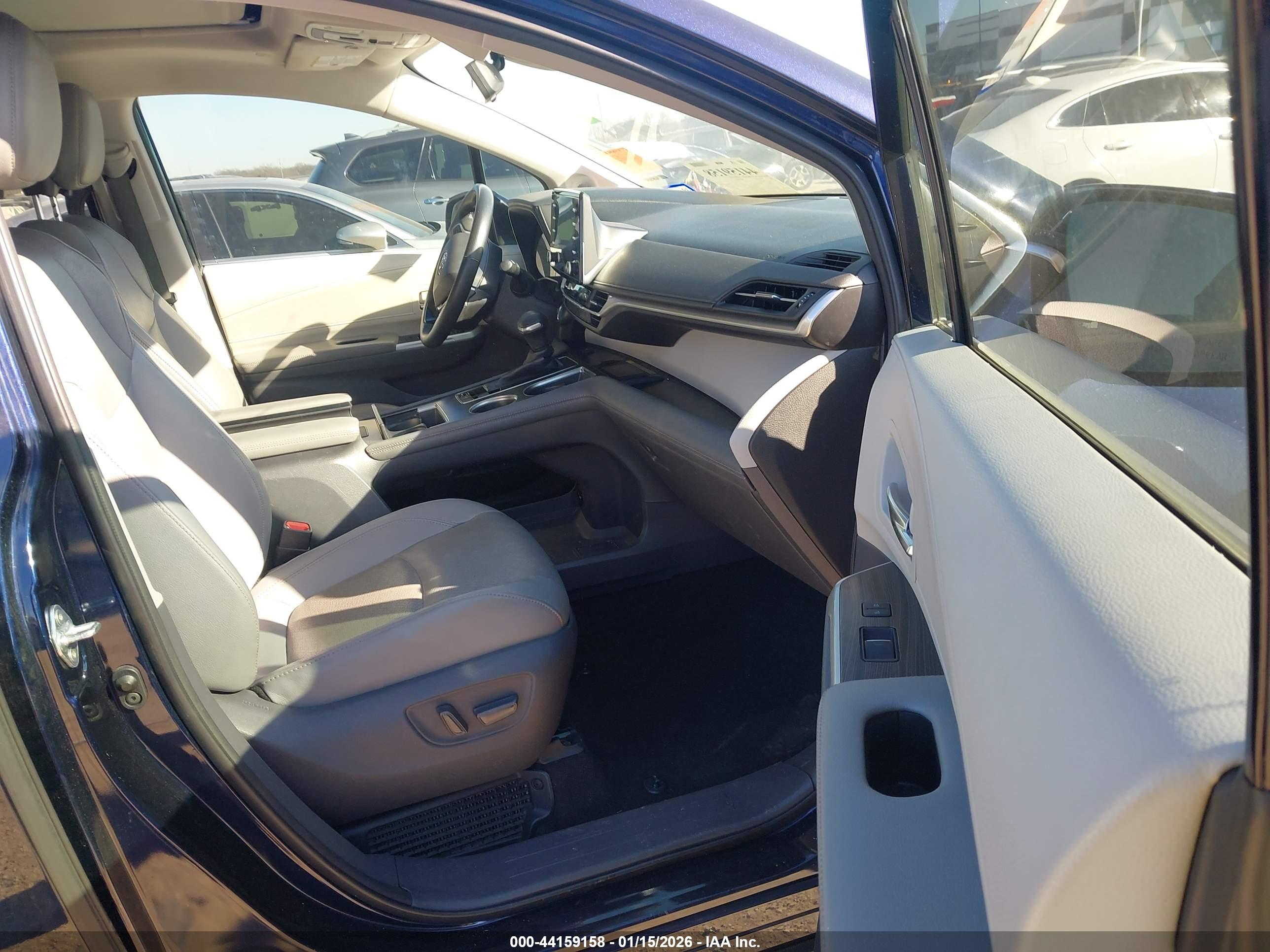 TOYOTA SIENNA image 5
