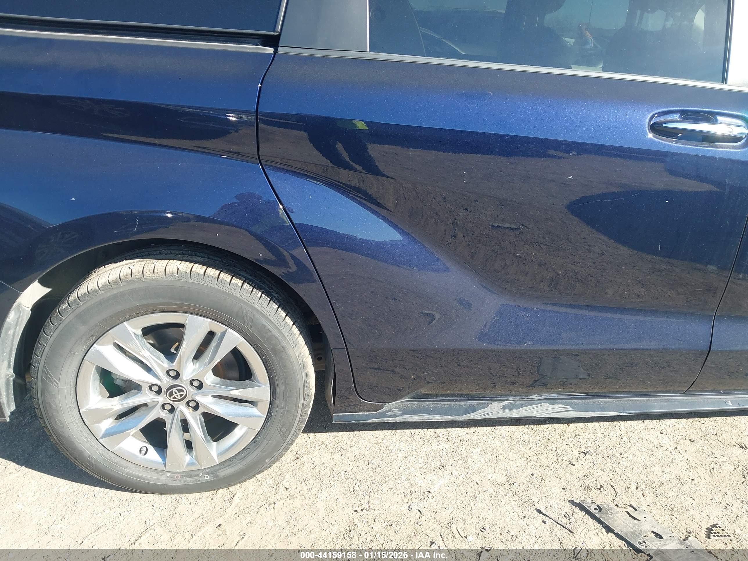 TOYOTA SIENNA image 6
