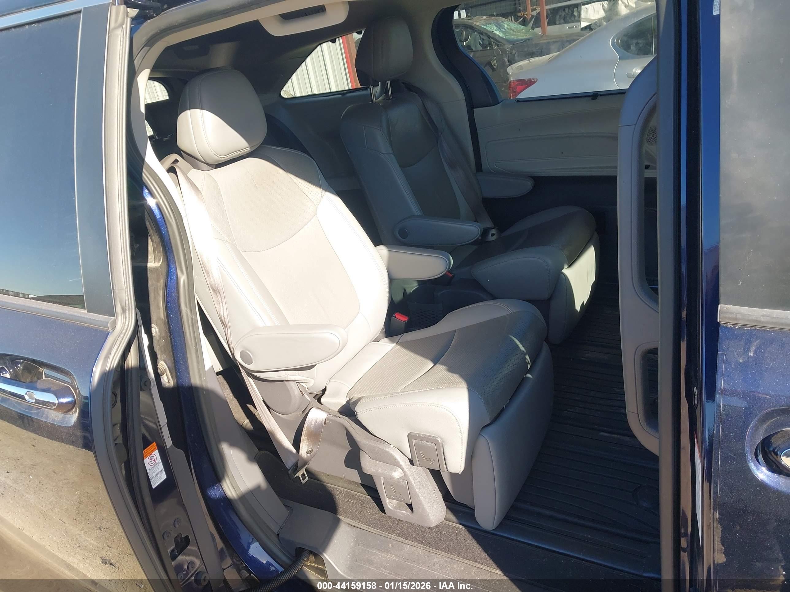 TOYOTA SIENNA image 8