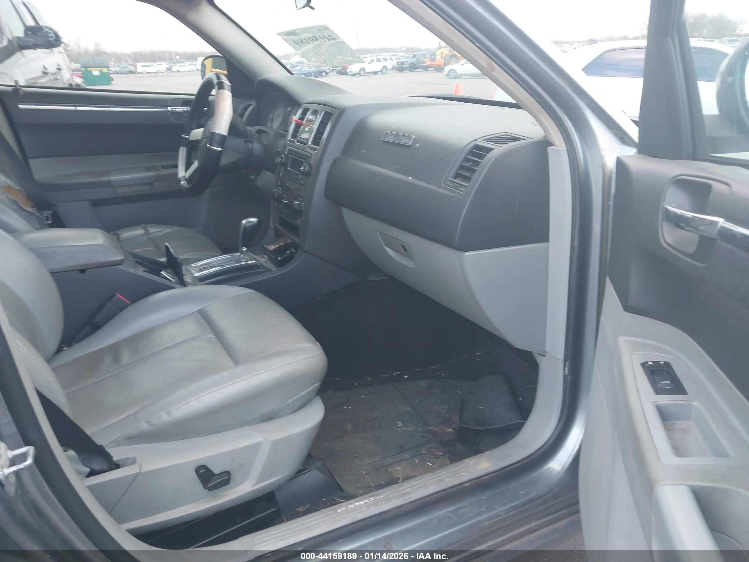 CHRYSLER 300 image 5
