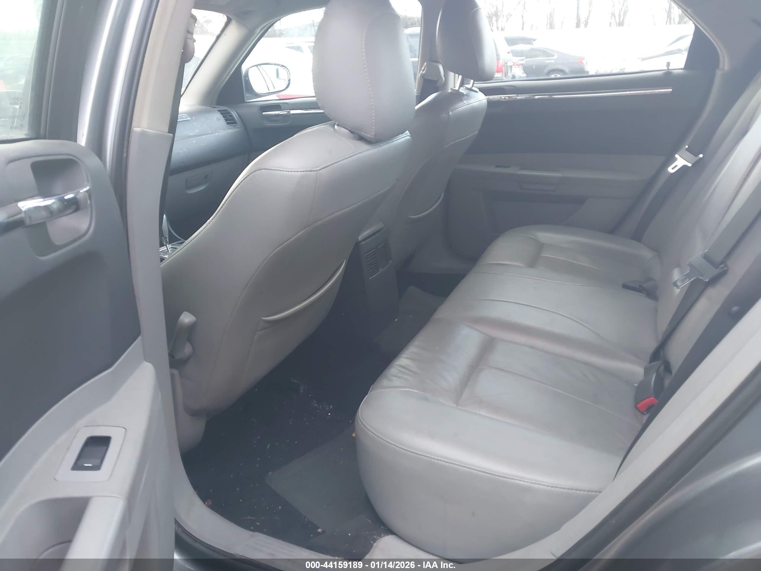 CHRYSLER 300 image 8