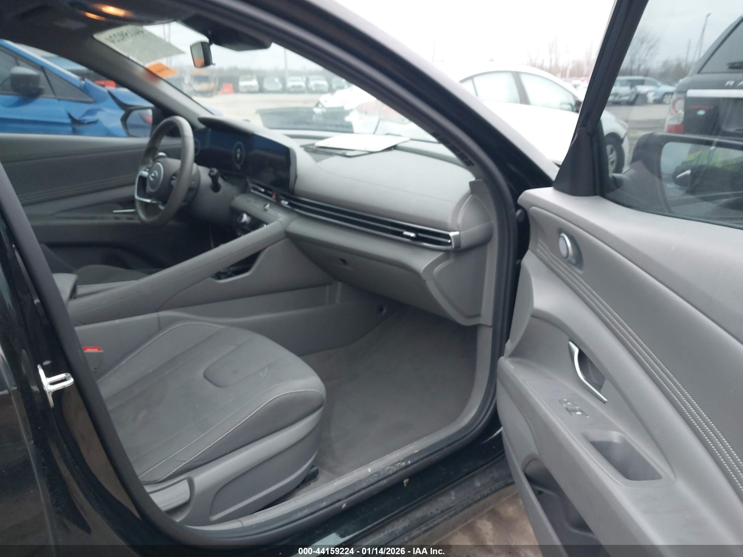 HYUNDAI ELANTRA image 5