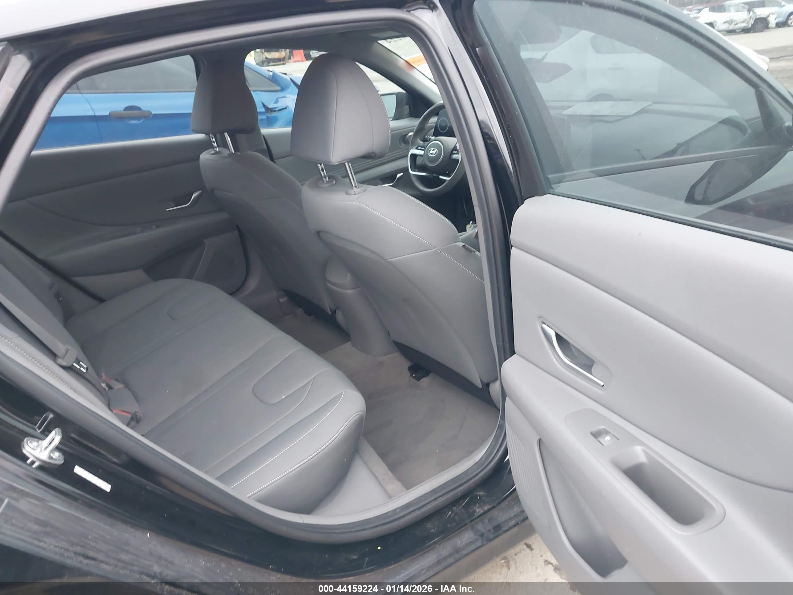 HYUNDAI ELANTRA image 8