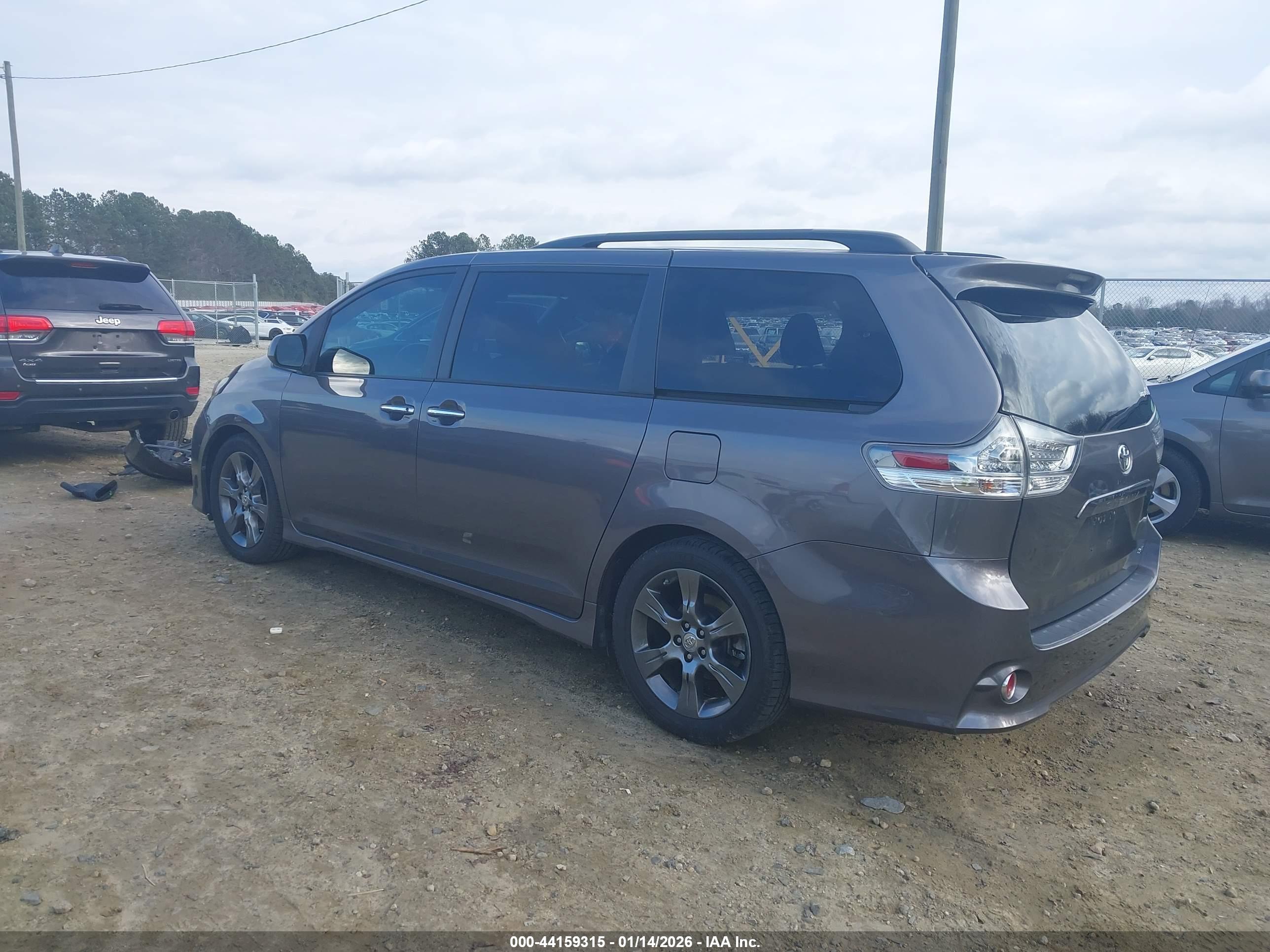 TOYOTA SIENNA image 3