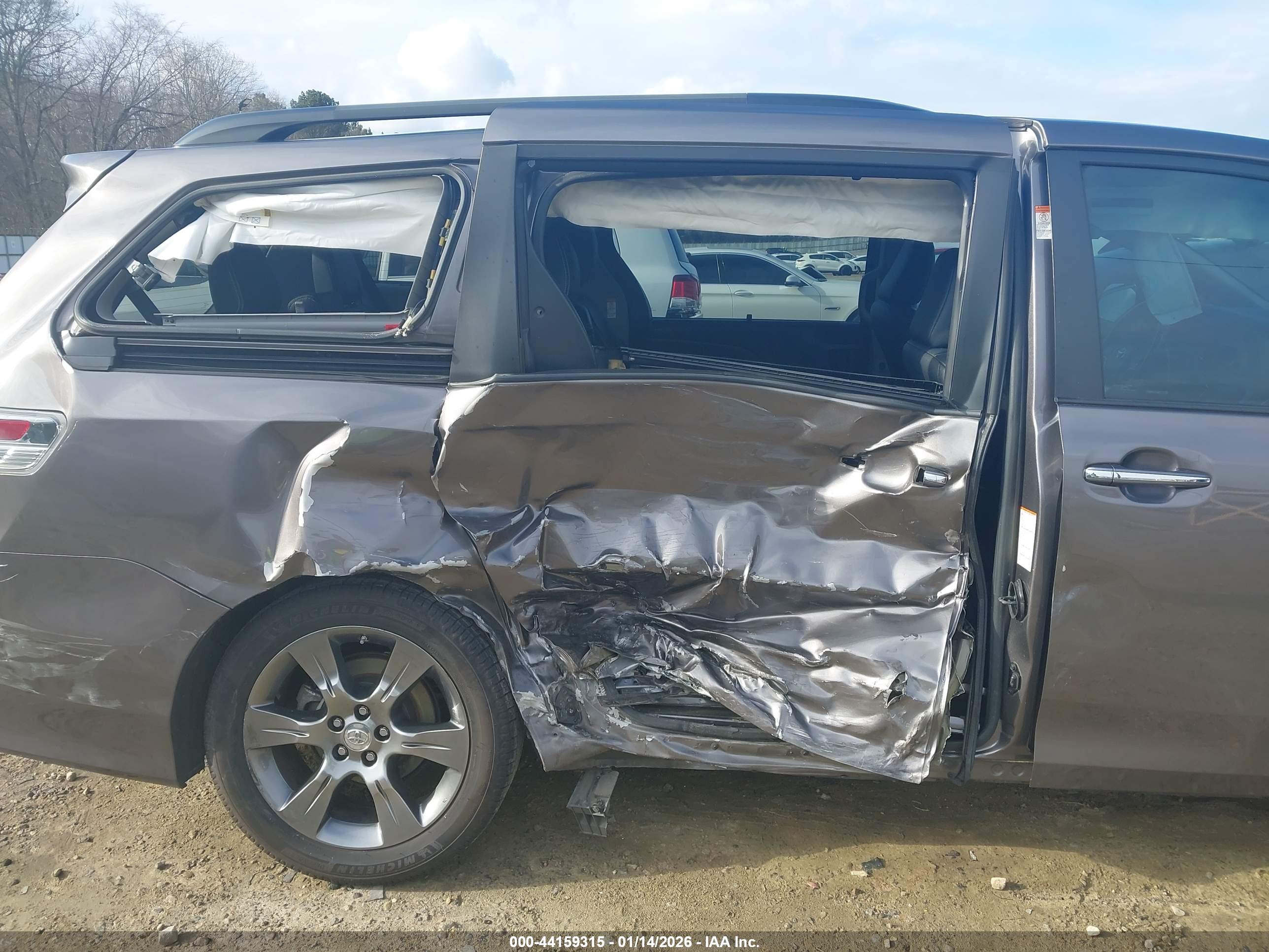 TOYOTA SIENNA image 6