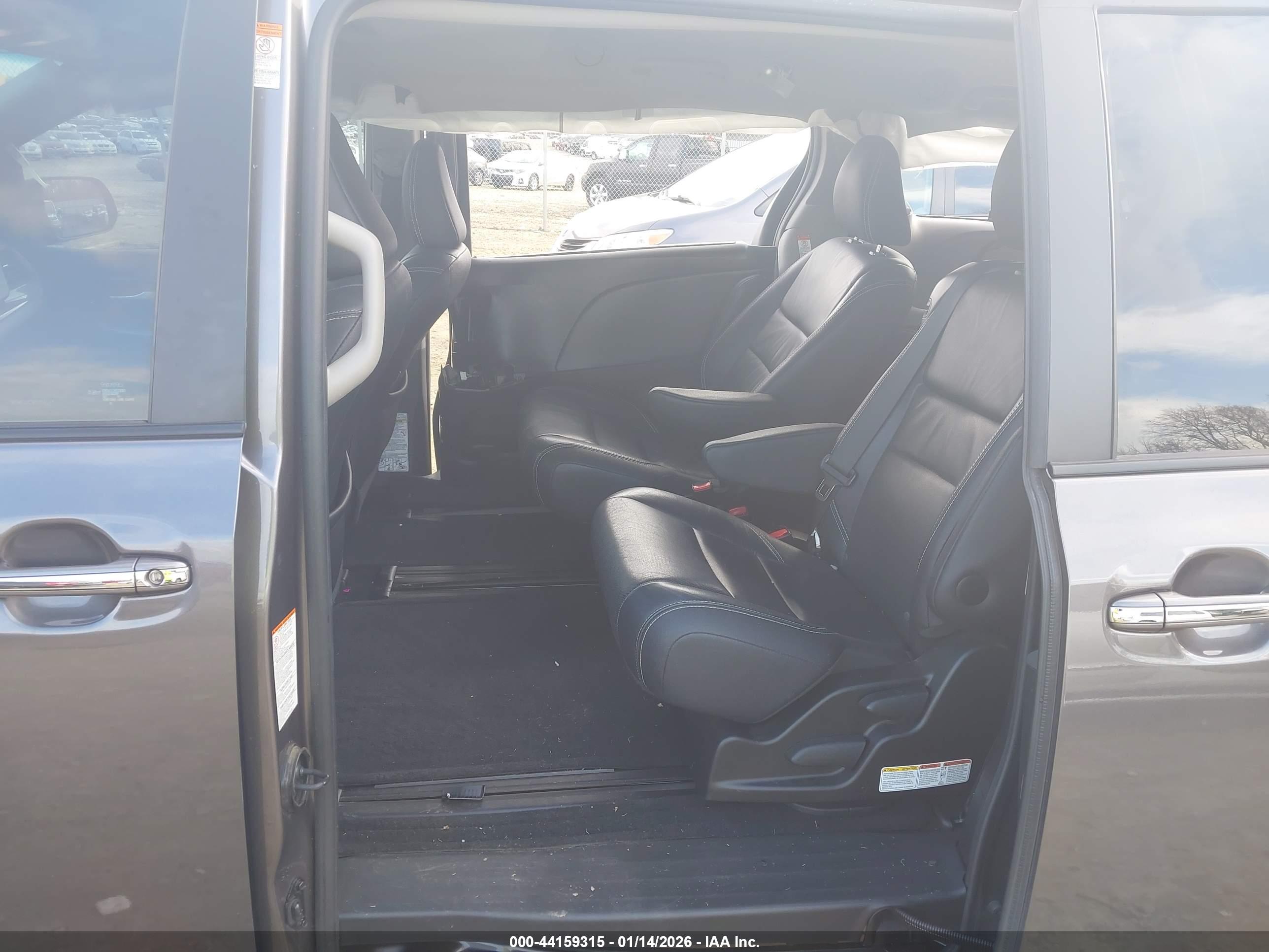 TOYOTA SIENNA image 8