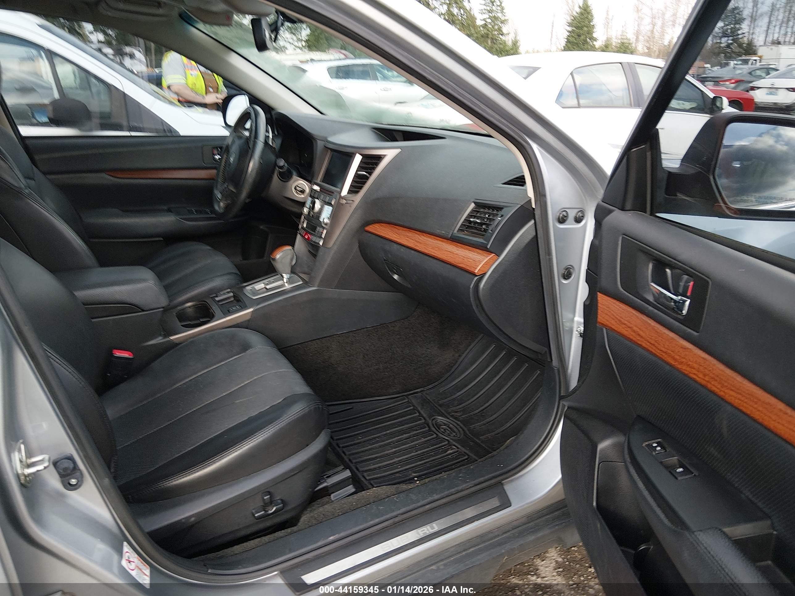 SUBARU OUTBACK image 5