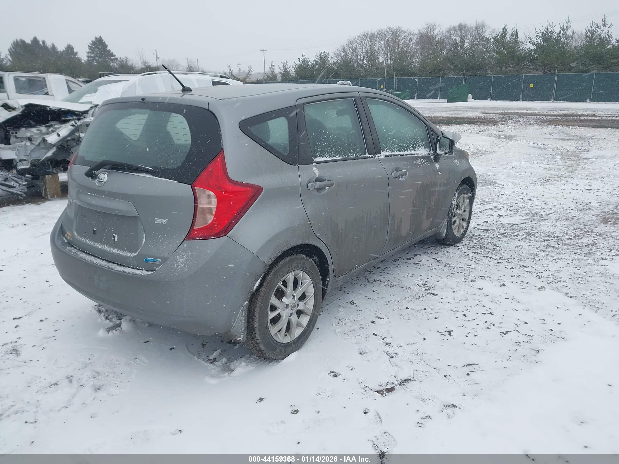 NISSAN VERSA image 4