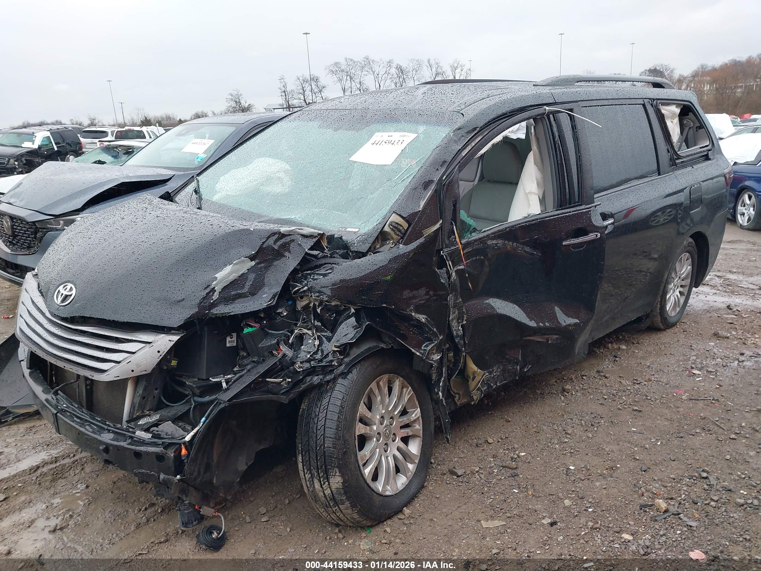 TOYOTA SIENNA image 2