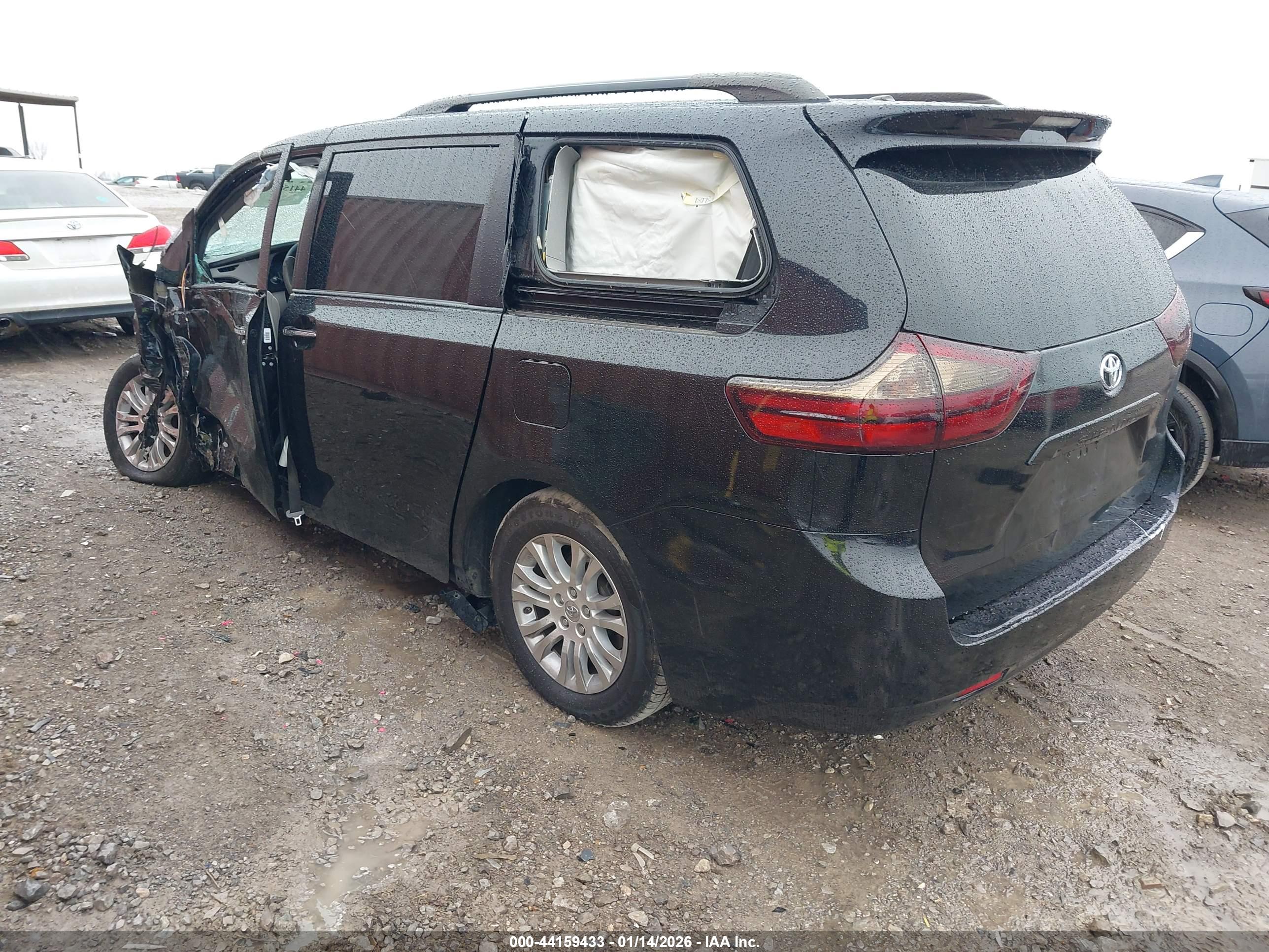 TOYOTA SIENNA image 3