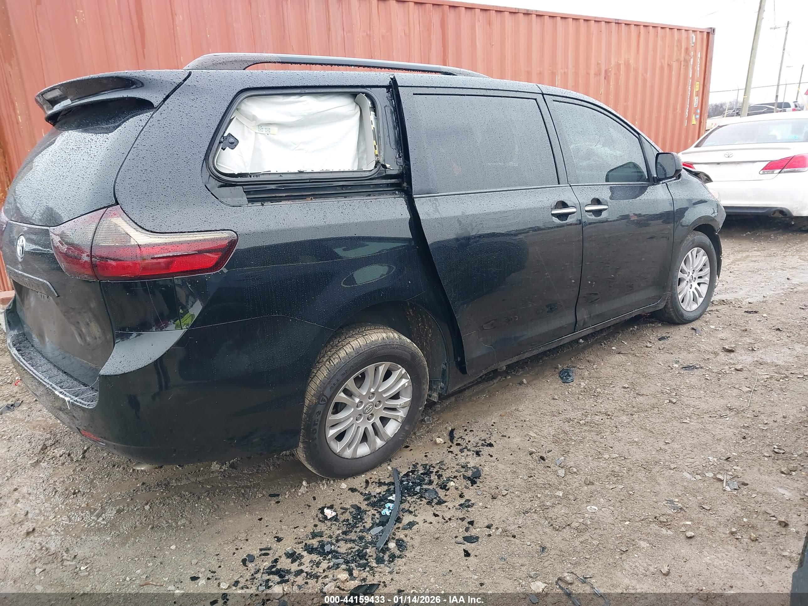 TOYOTA SIENNA image 4