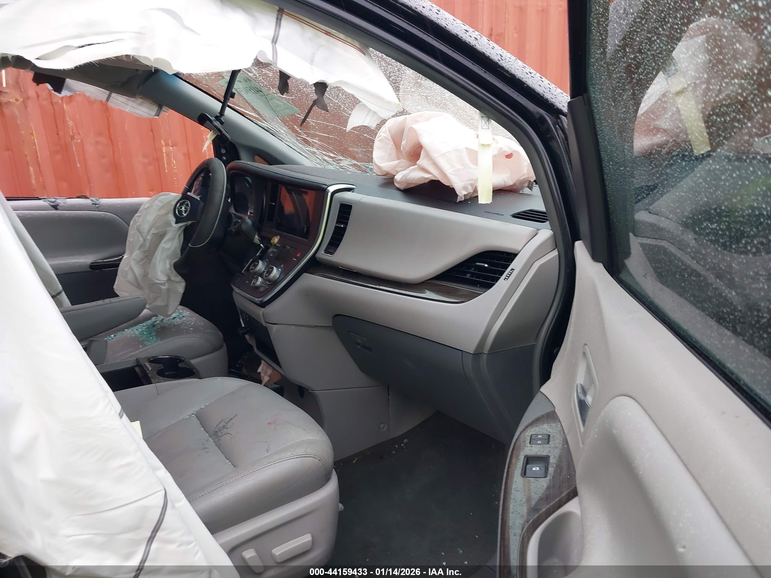 TOYOTA SIENNA image 5