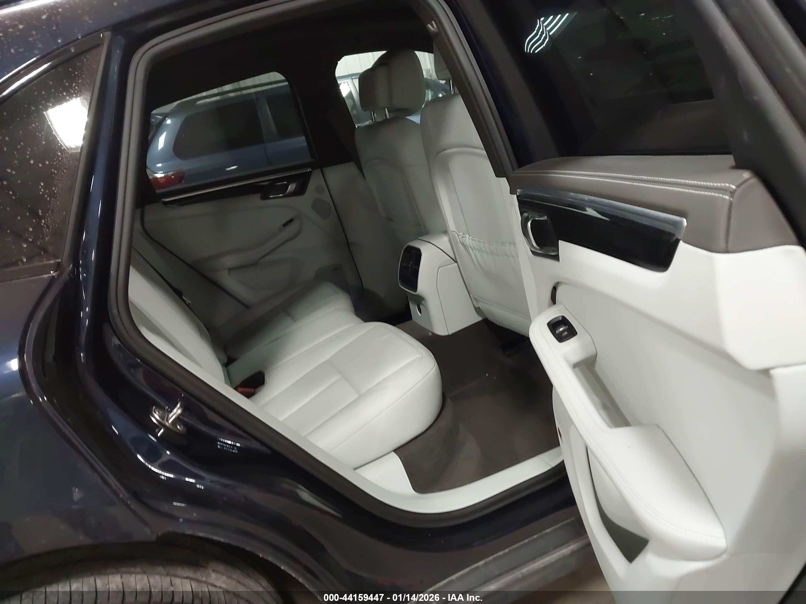 PORSCHE MACAN image 8