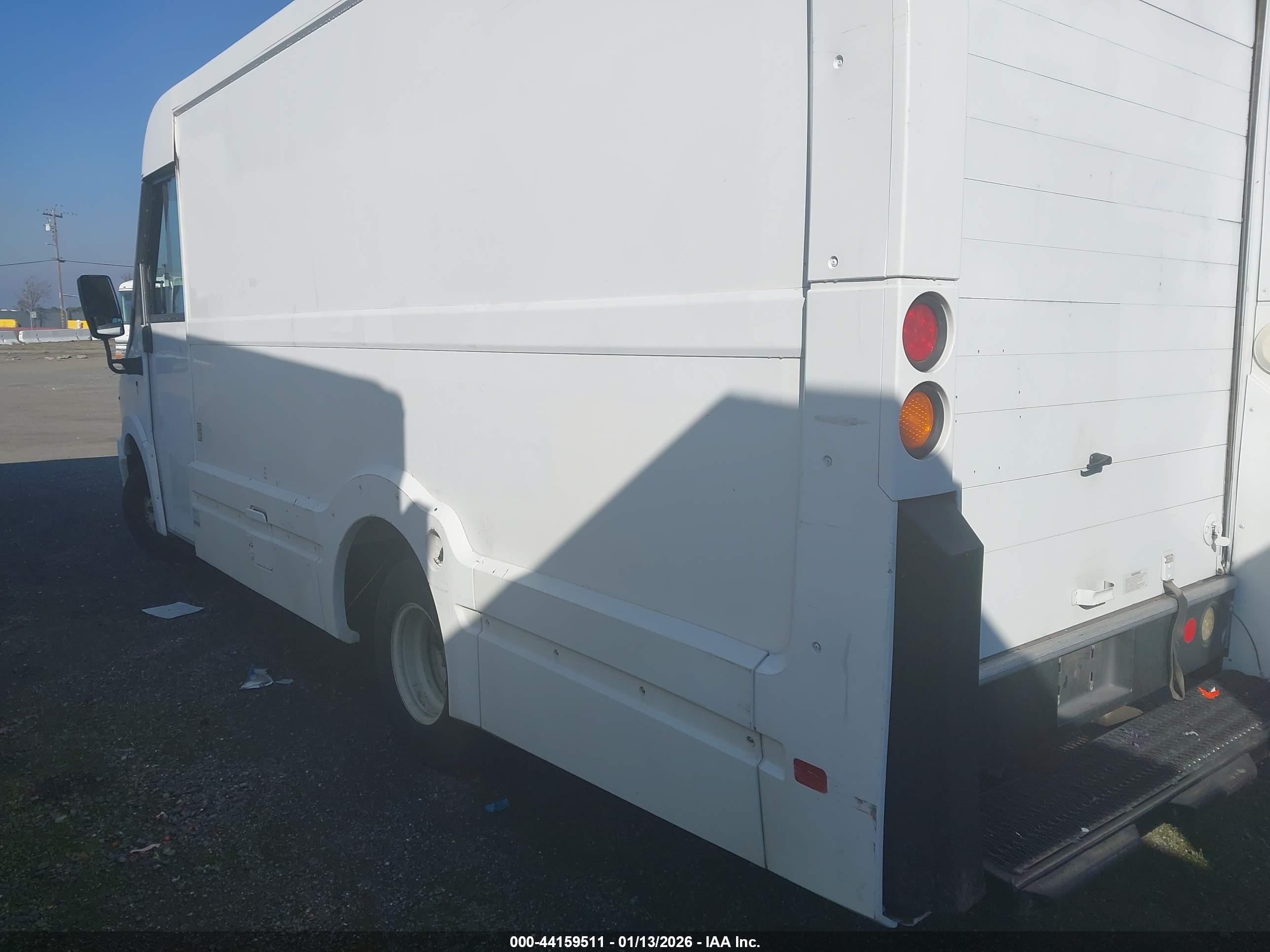 ISUZU NPR image 3
