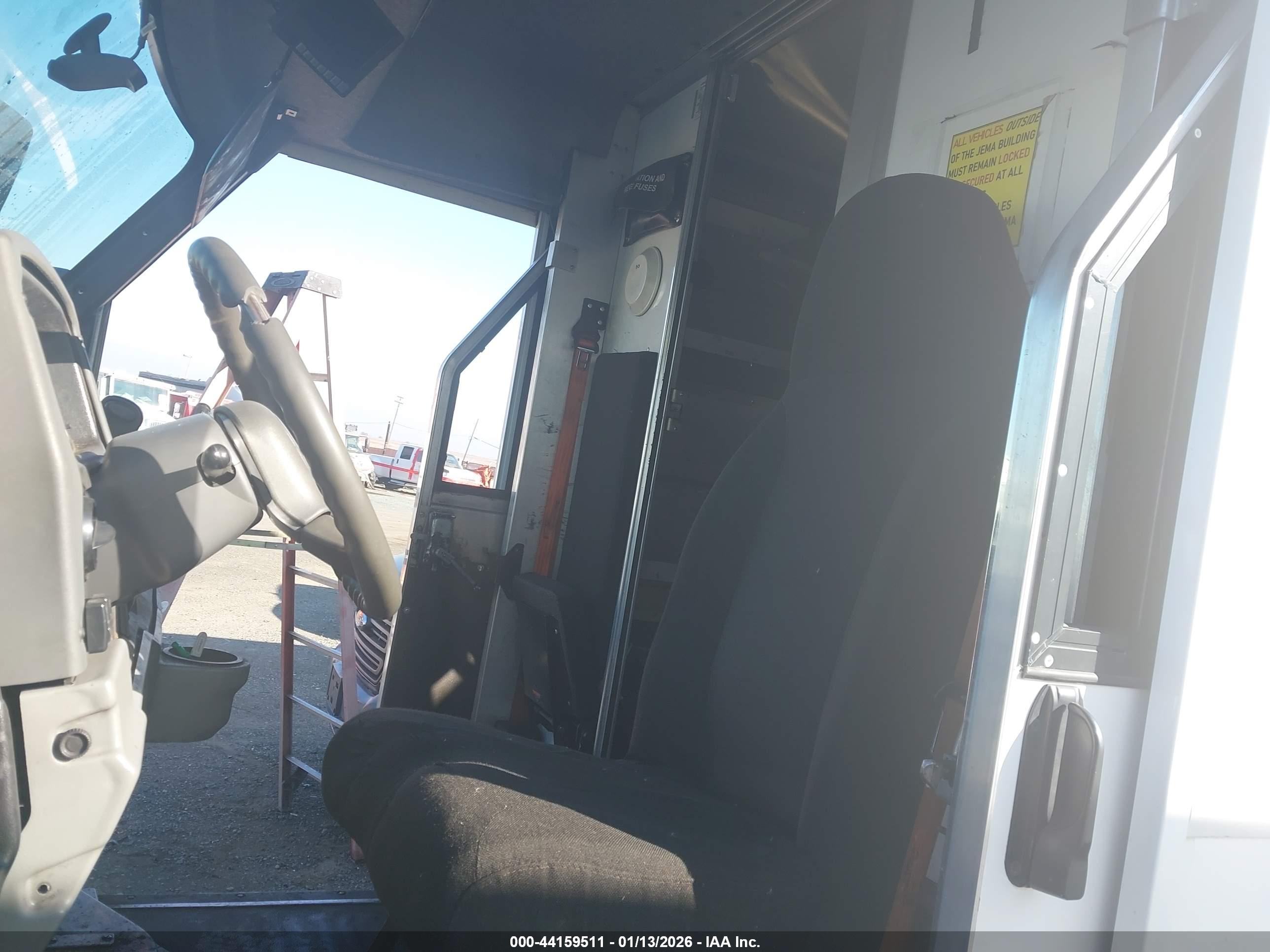 ISUZU NPR image 8