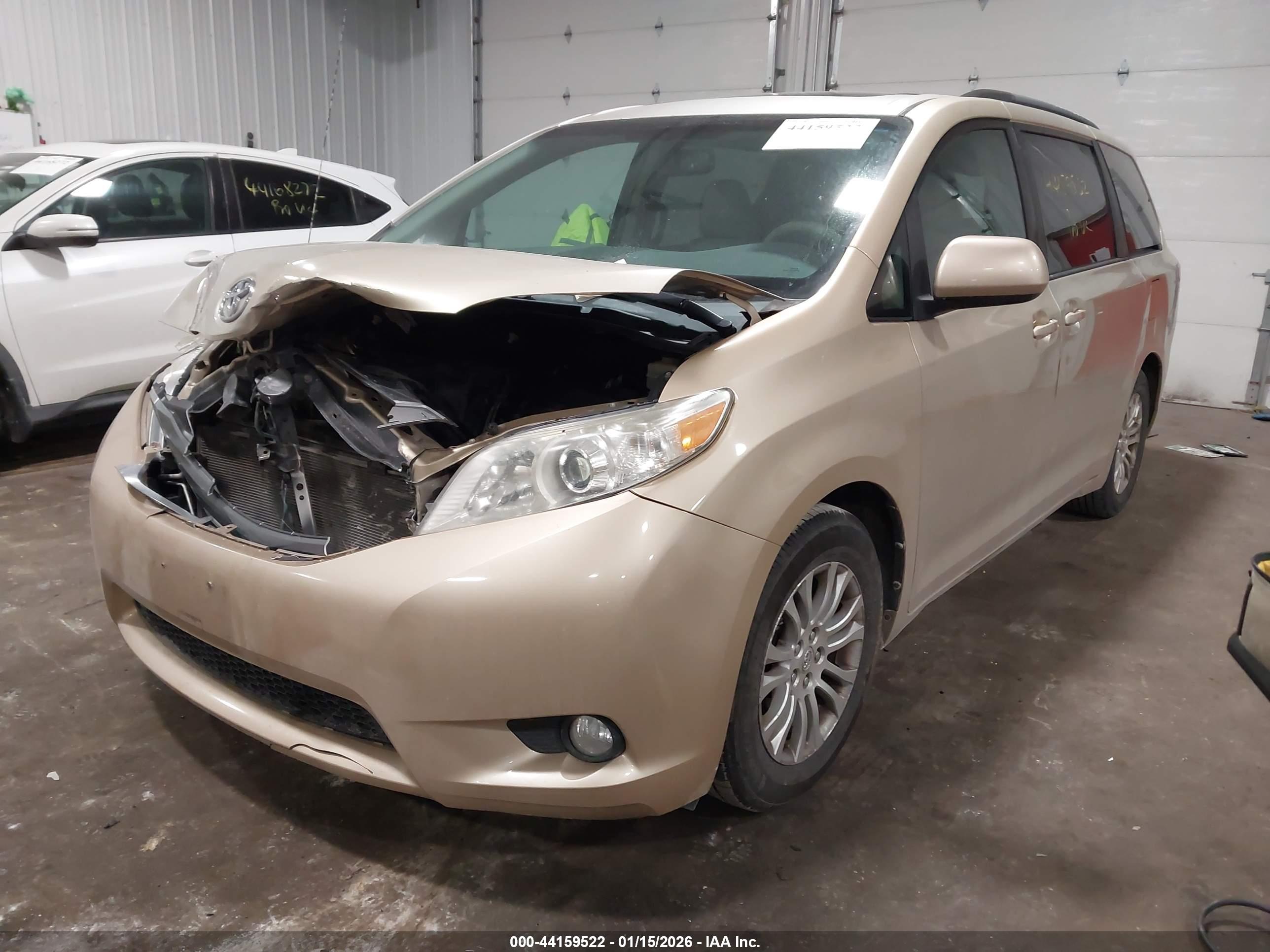 TOYOTA SIENNA image 2