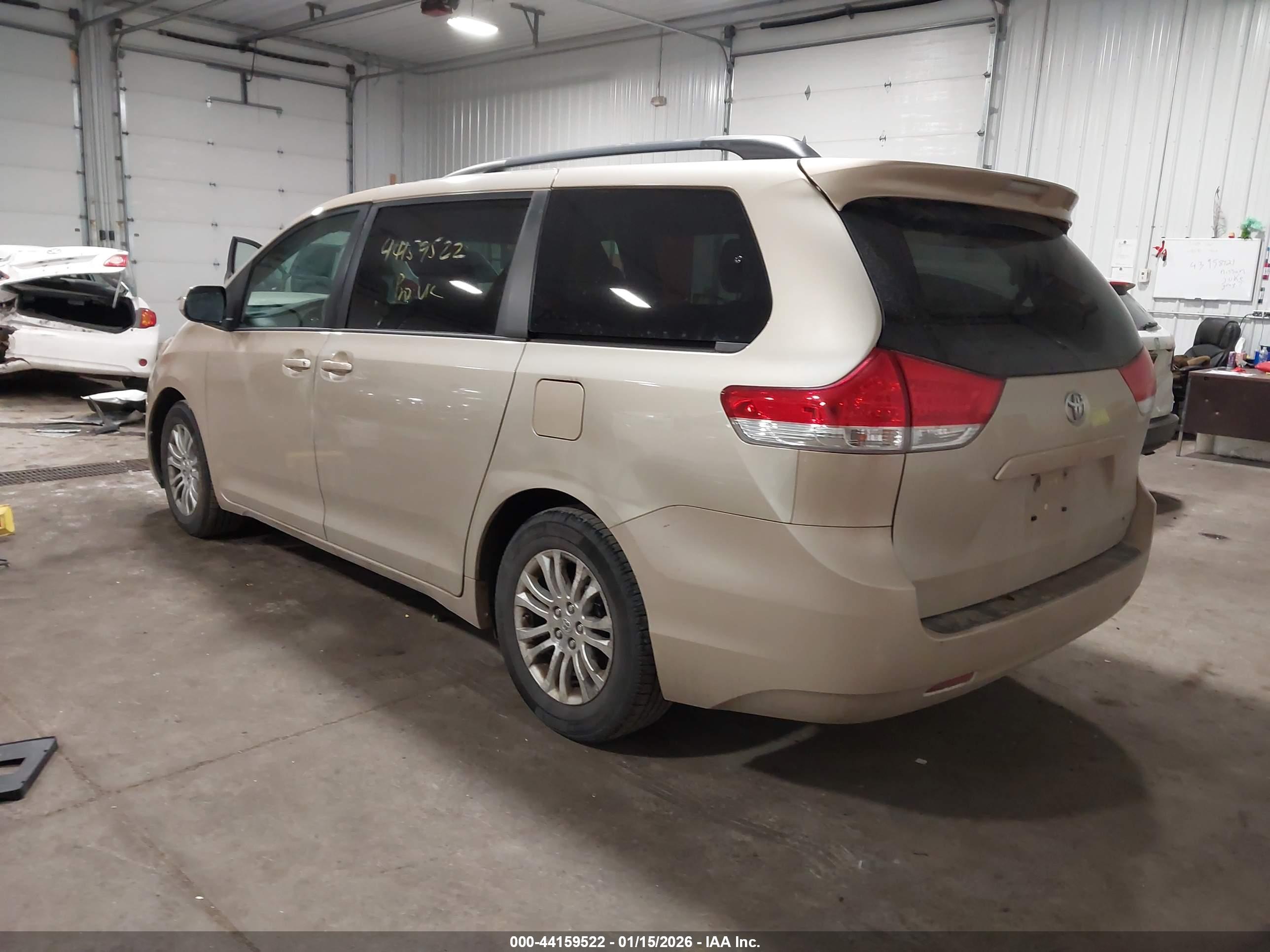 TOYOTA SIENNA image 3
