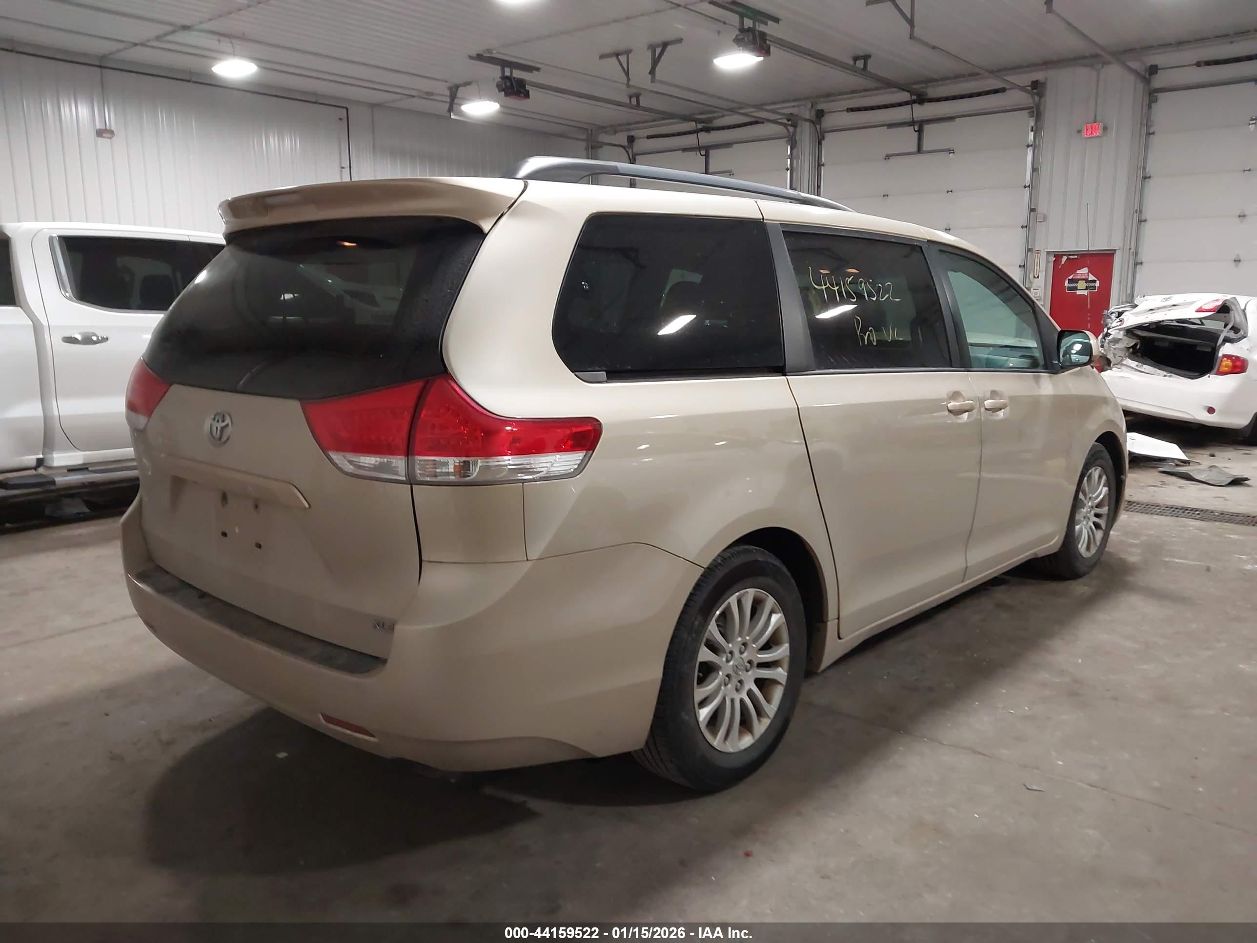 TOYOTA SIENNA image 4