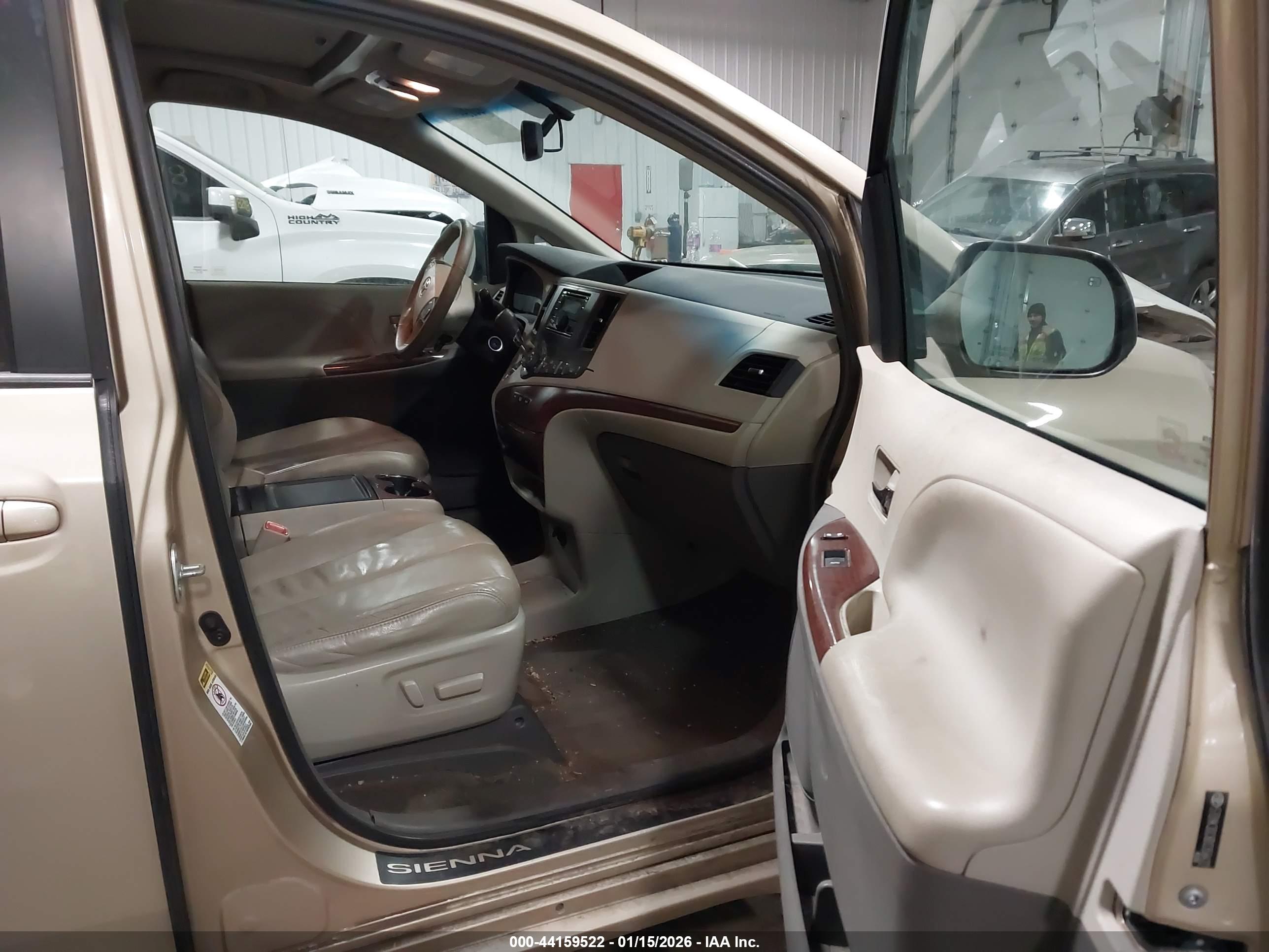 TOYOTA SIENNA image 5