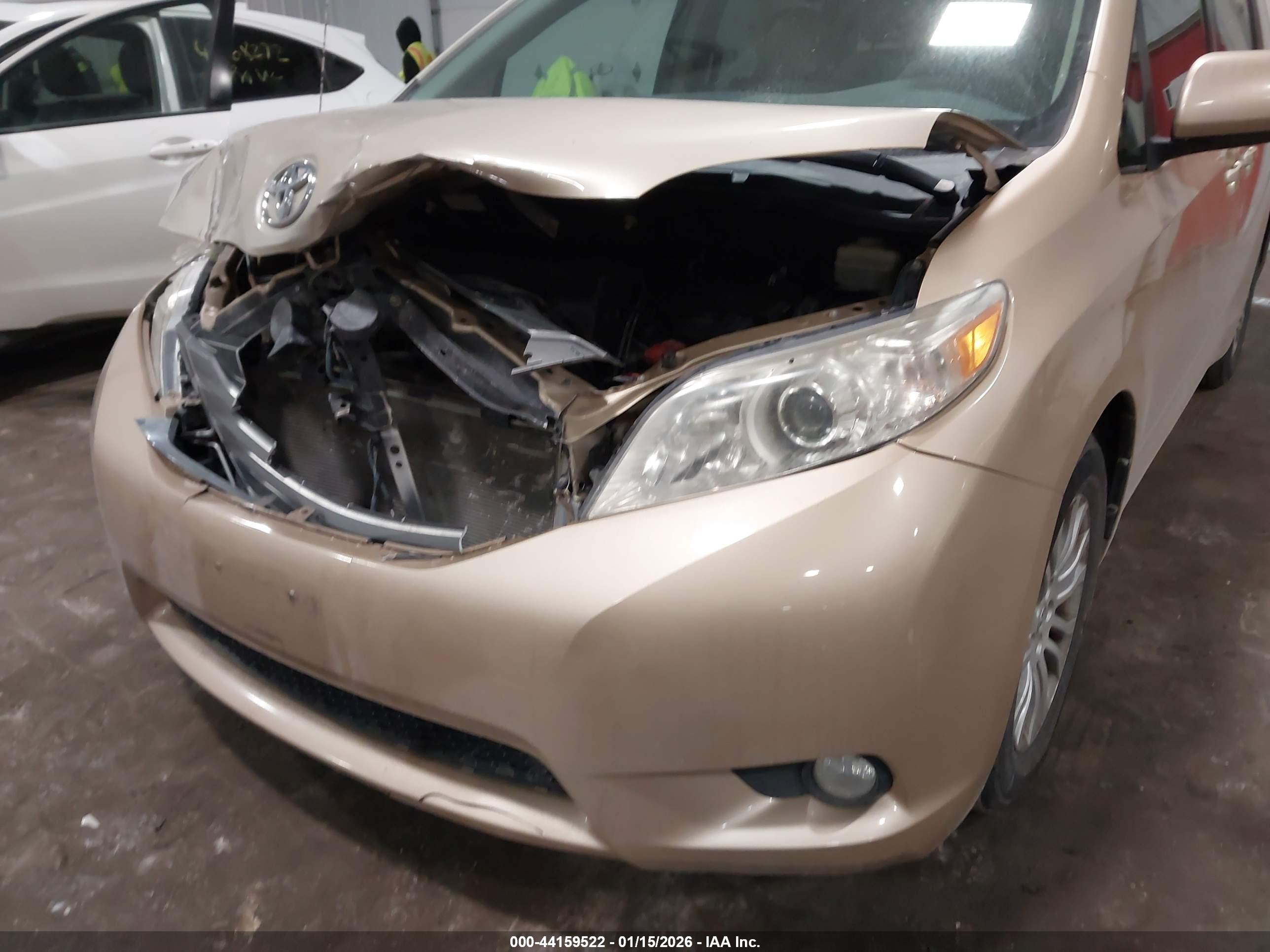 TOYOTA SIENNA image 6