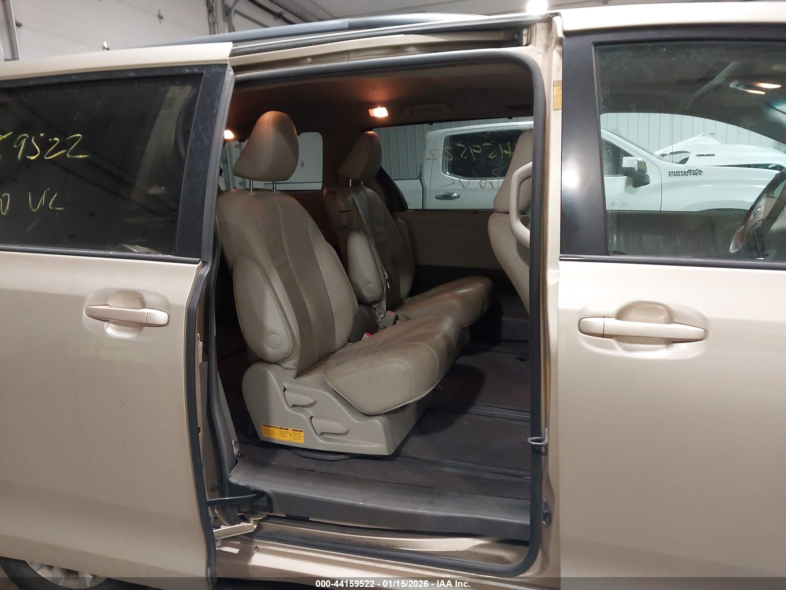 TOYOTA SIENNA image 8