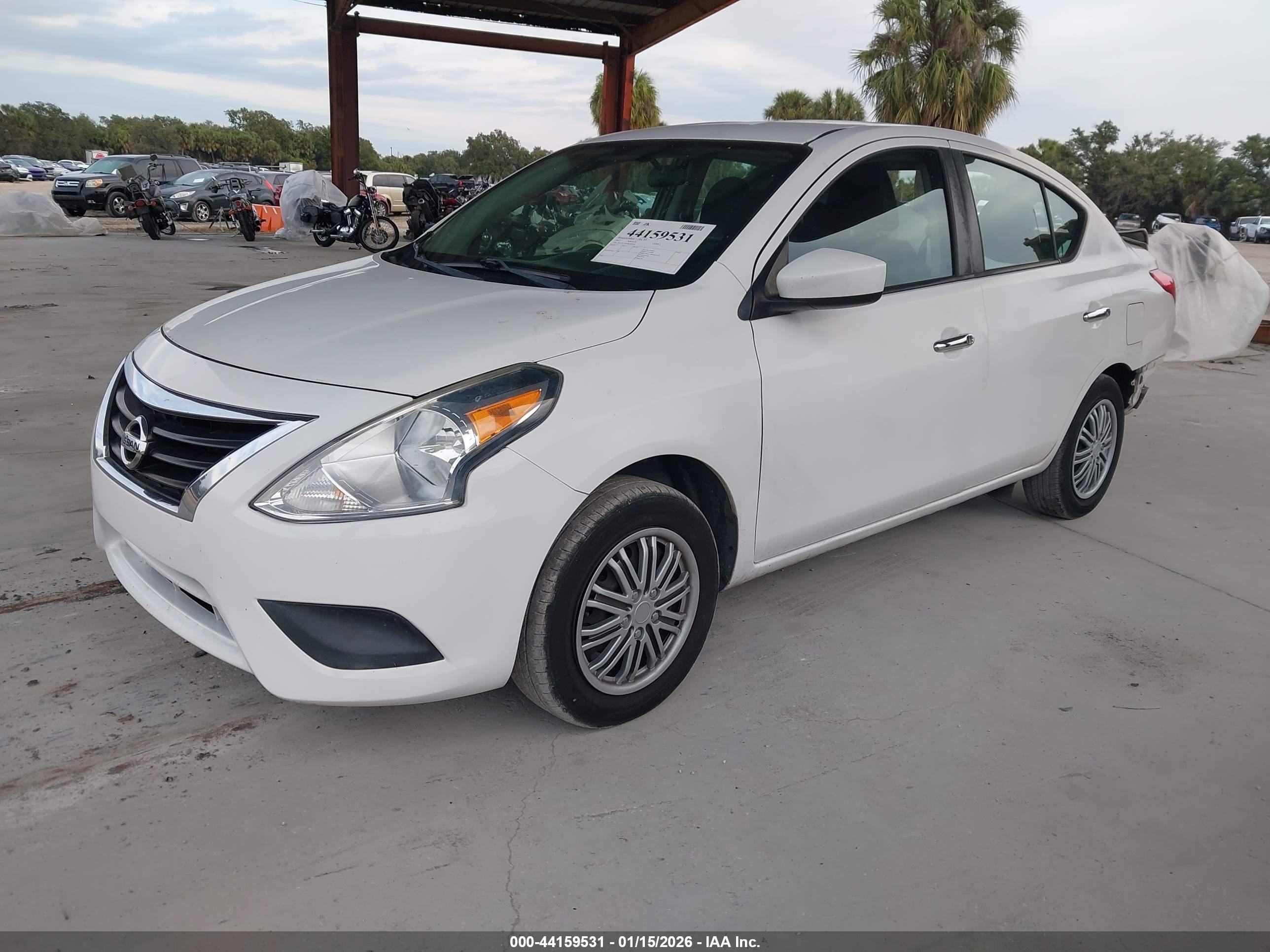 NISSAN VERSA image 2