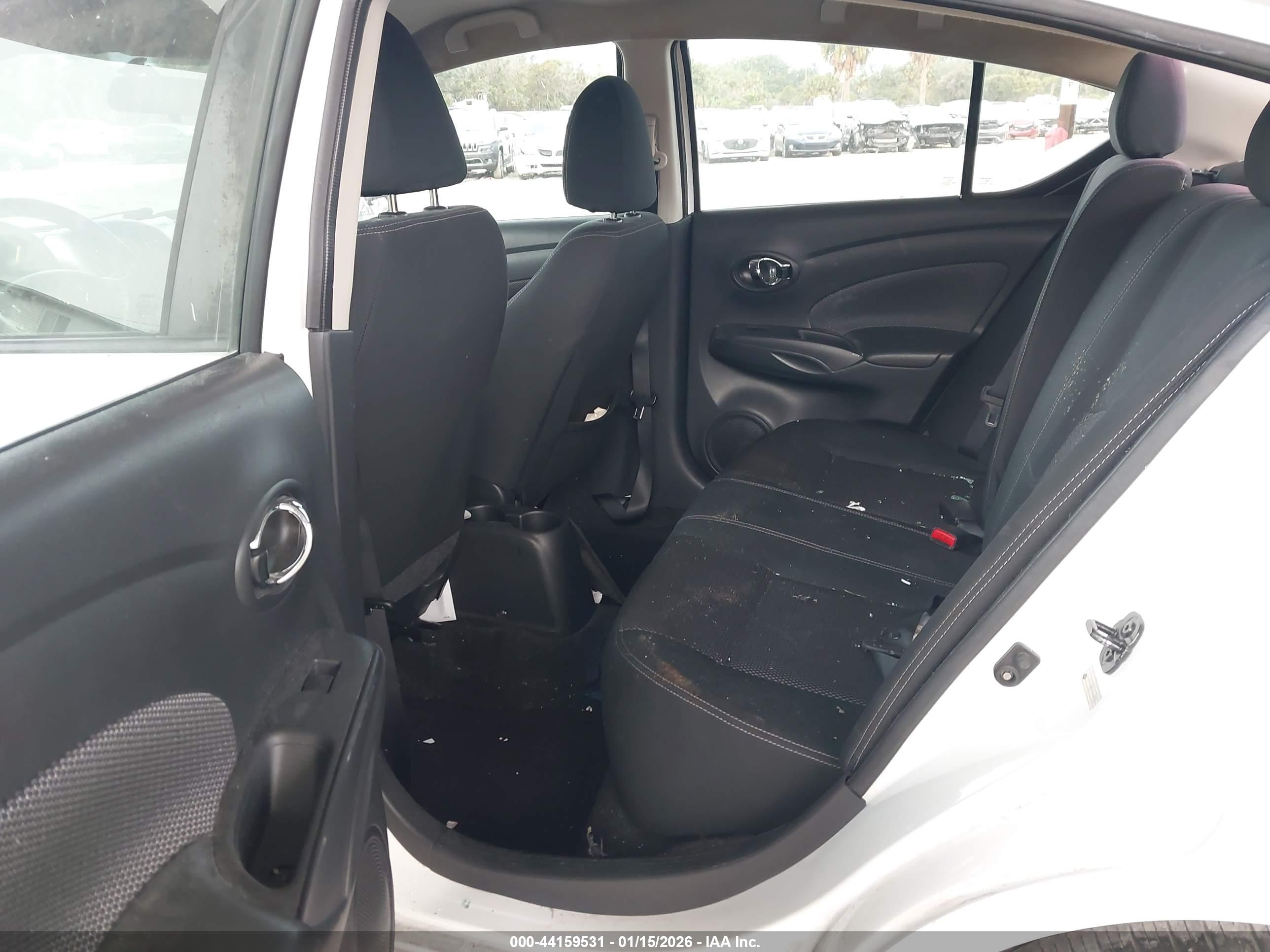 NISSAN VERSA image 8